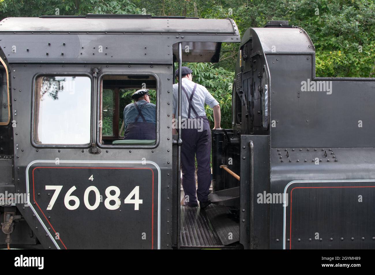 Sheringham, Norfolk, UK - SEPTEMBER 14 2019: Bahnbetreiber blicken von der Seite einer Vintage Black BR Standard 4 76084 Lokomotive Stockfoto