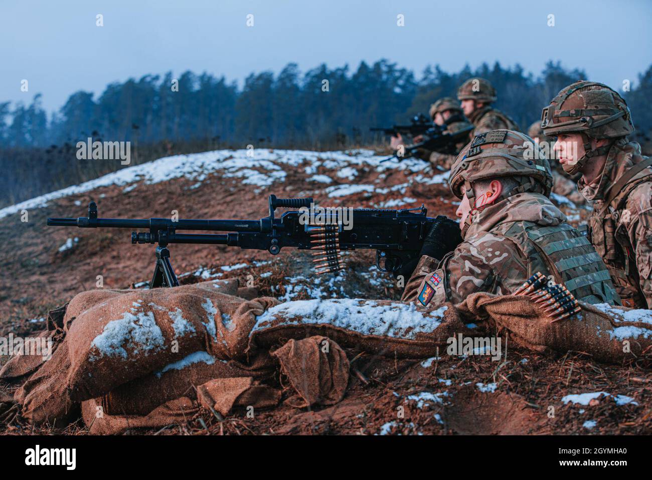 Britische Soldaten, die der Balaklava-Truppe C-Geschwader, auch bekannt als die Royal Scots Dragoon Guards, zugewiesen sind, bedienen während einer Abschnitt-Live-Feuer-Übung ein L7A2 General Purpose Machine Gun zur Unterstützung der verstärkten Vorwärtspräsenz der NATO Battle Group Poland in Bemowo Pikie, Polen, 4. Februar 2020. Die verstärkte Vorwärtspräsenz der NATO besteht aus vier Bataillon-großen Kampfgruppen, die sich auf einer anhaltenden Rotationsbasis nach Estland, Lettland, Litauen und Polen entschließen, um die Entschlossenheit und Fähigkeit des Bündnisses zu demonstrieren, als eine einzige auf jede Aggression gegen seine Mitglieder zu reagieren. (USA Armee Foto von Stockfoto