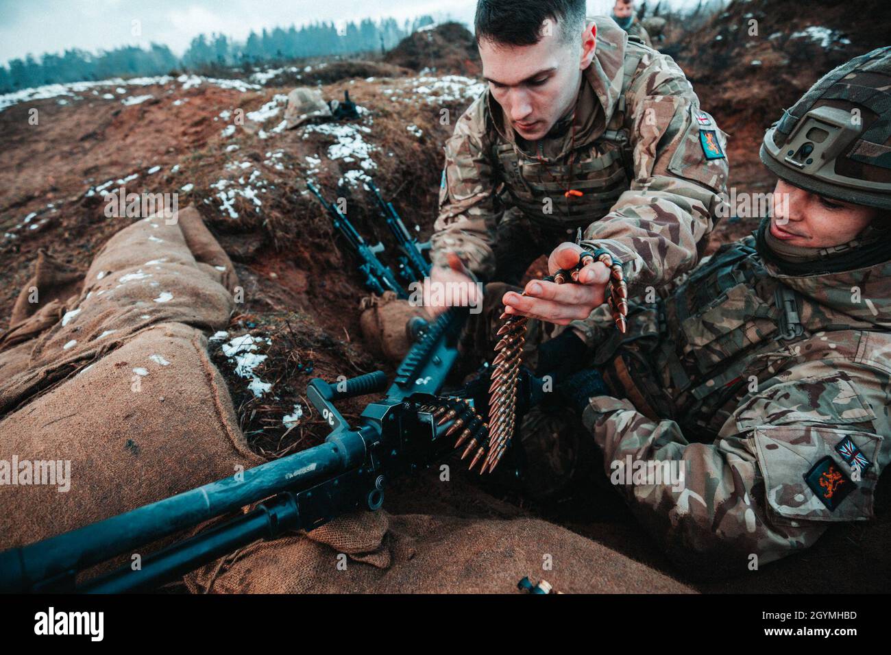 Britische Soldaten, die der Balaklava-Truppe C-Geschwader, auch bekannt als die Royal Scots Dragoon Guards, zugewiesen sind, bedienen während einer Abschnitt-Live-Feuer-Übung ein L7A2 General Purpose Machine Gun zur Unterstützung der verstärkten Vorwärtspräsenz der NATO Battle Group Poland in Bemowo Pikie, Polen, 4. Februar 2020. Die verstärkte Vorwärtspräsenz der NATO besteht aus vier Bataillon-großen Kampfgruppen, die sich auf einer anhaltenden Rotationsbasis nach Estland, Lettland, Litauen und Polen entschließen, um die Entschlossenheit und Fähigkeit des Bündnisses zu demonstrieren, als eine einzige auf jede Aggression gegen seine Mitglieder zu reagieren. (USA Armee Foto von Stockfoto