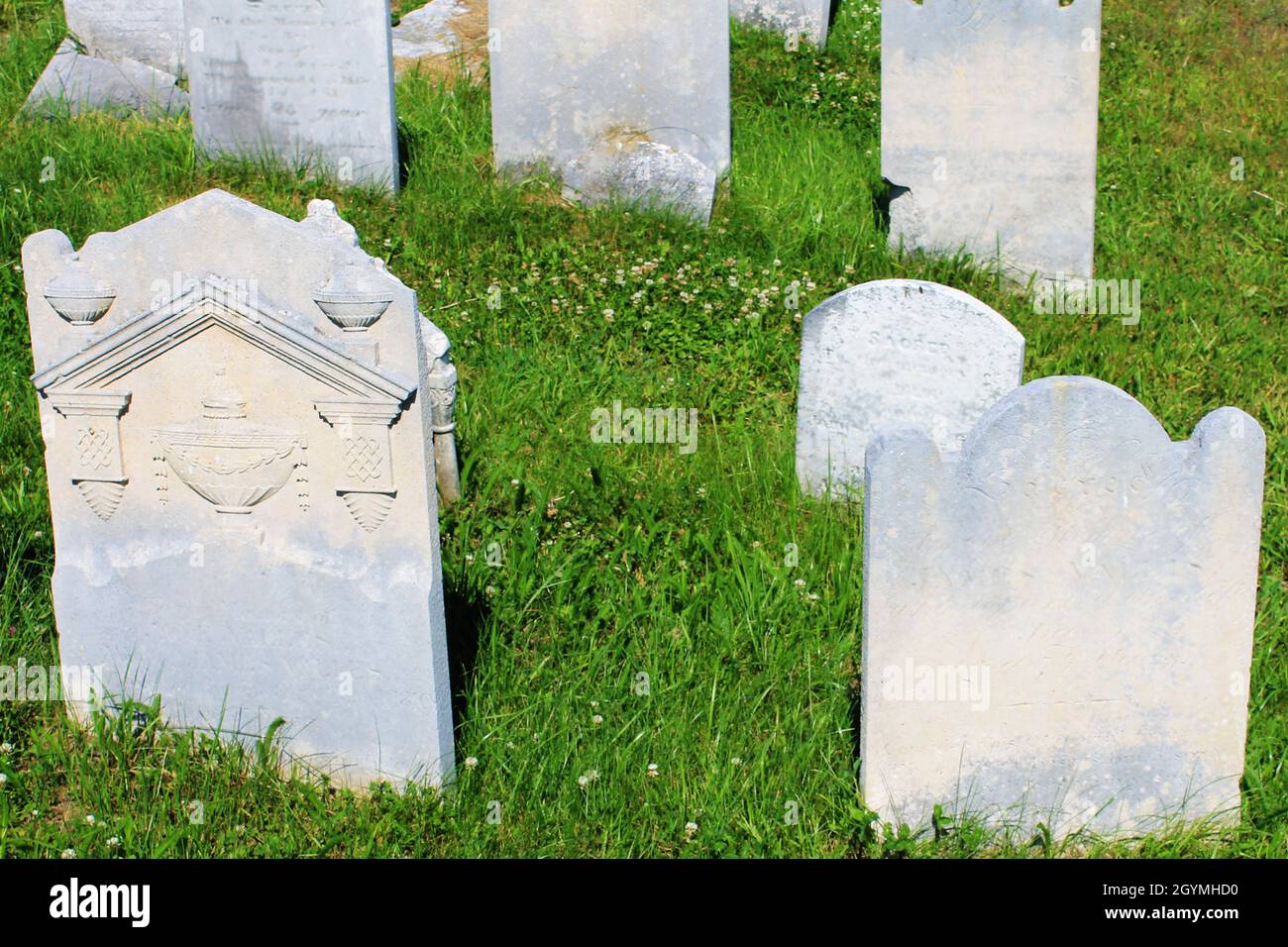 Nahaufnahme von alten Grabsteinen auf einem alten, stillgelegt Friedhof. Stockfoto