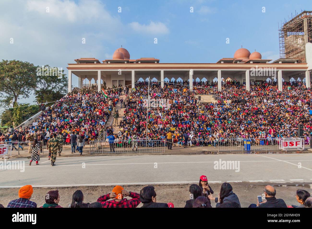 WAGAH, INDIEN - 26. JANUAR 2017: Zuschauer beobachten die Militärzeremonie an der indisch-pakistanischen Grenze in Wagah in Punjab, Indien. Stockfoto