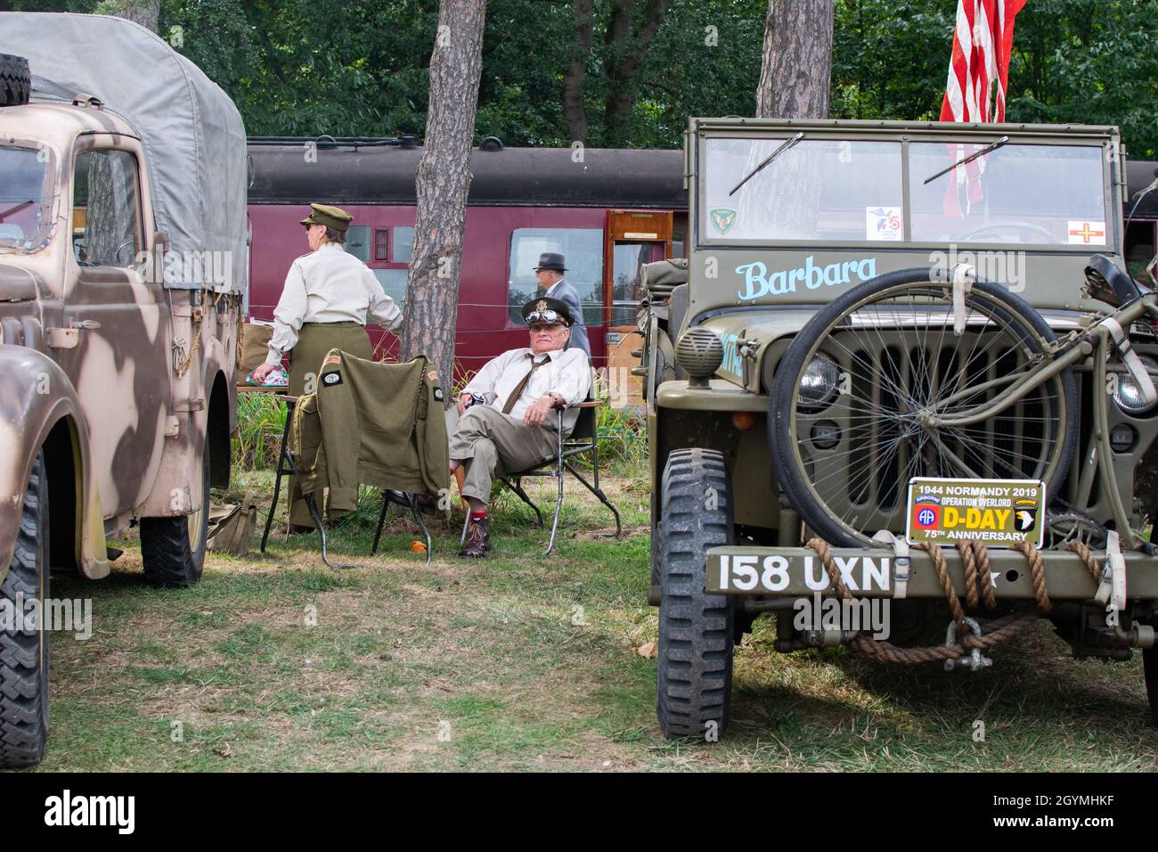 Sheringham, Norfolk, Großbritannien - 14 2019. SEPTEMBER: Mann in der Uniform eines Militärs ruht auf einem Stuhl und trinkt Koka-Cola Stockfoto