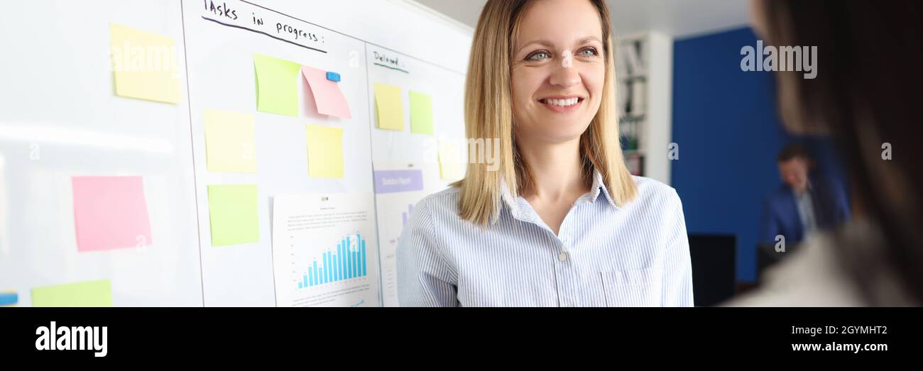 Eine Geschäftscoach führt ein Marketing-Seminar durch Stockfoto
