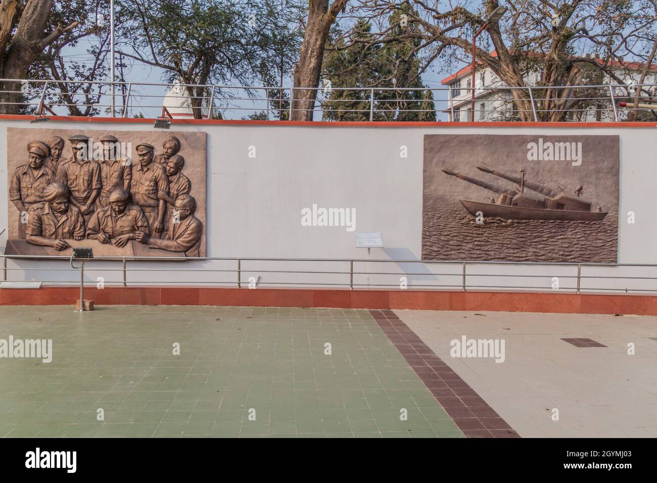 GUWAHATI, INDIEN - 31. JANUAR 2017: Reliefs am Dighalipukhuri war Memorial in Guwahati, Indien Stockfoto