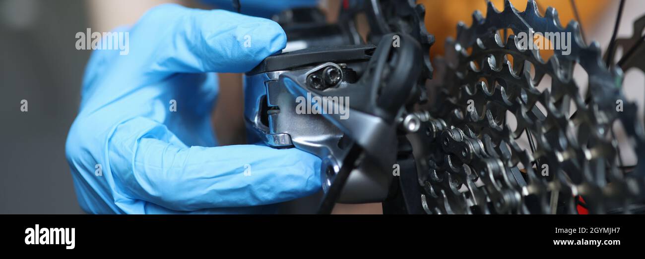 Handangestachelter repariert die hintere Kassette des Fahrrads Stockfoto