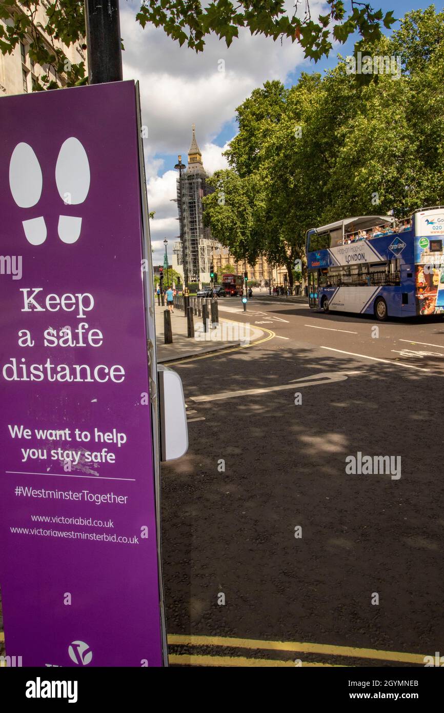 Blaues Fußwegschild, Straßenmöbel, mit Big Ben im Hintergrund, London, England Stockfoto