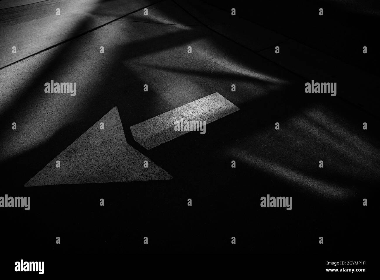 Nahaufnahmen von Objekten, die Schatten werfen und Geheimnisse in Schwarz-Weiß schaffen. Stockfoto