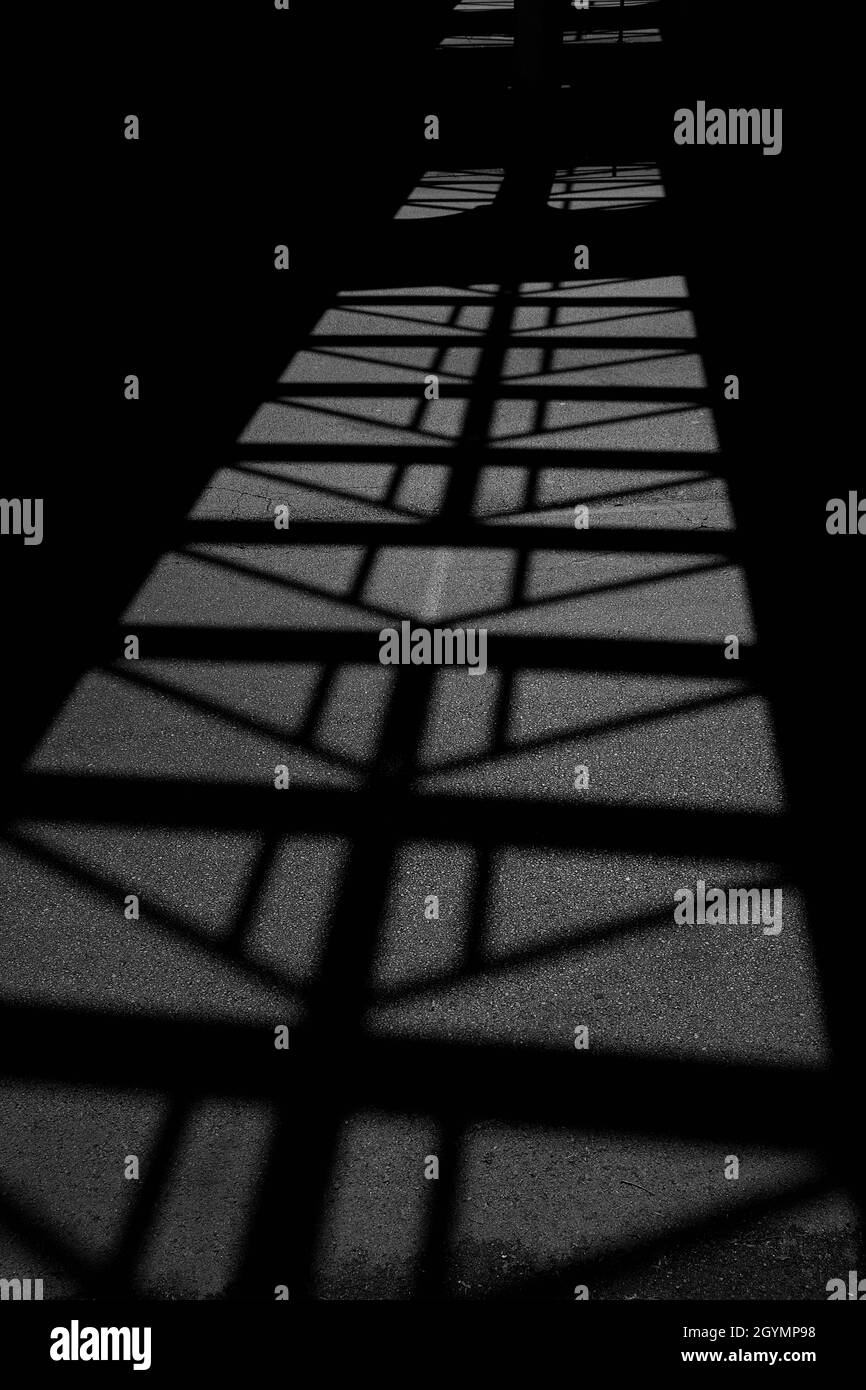 Vertikale Ansicht von Schwarzweißfotos, die ein abstraktes Bild erzeugen Stockfoto