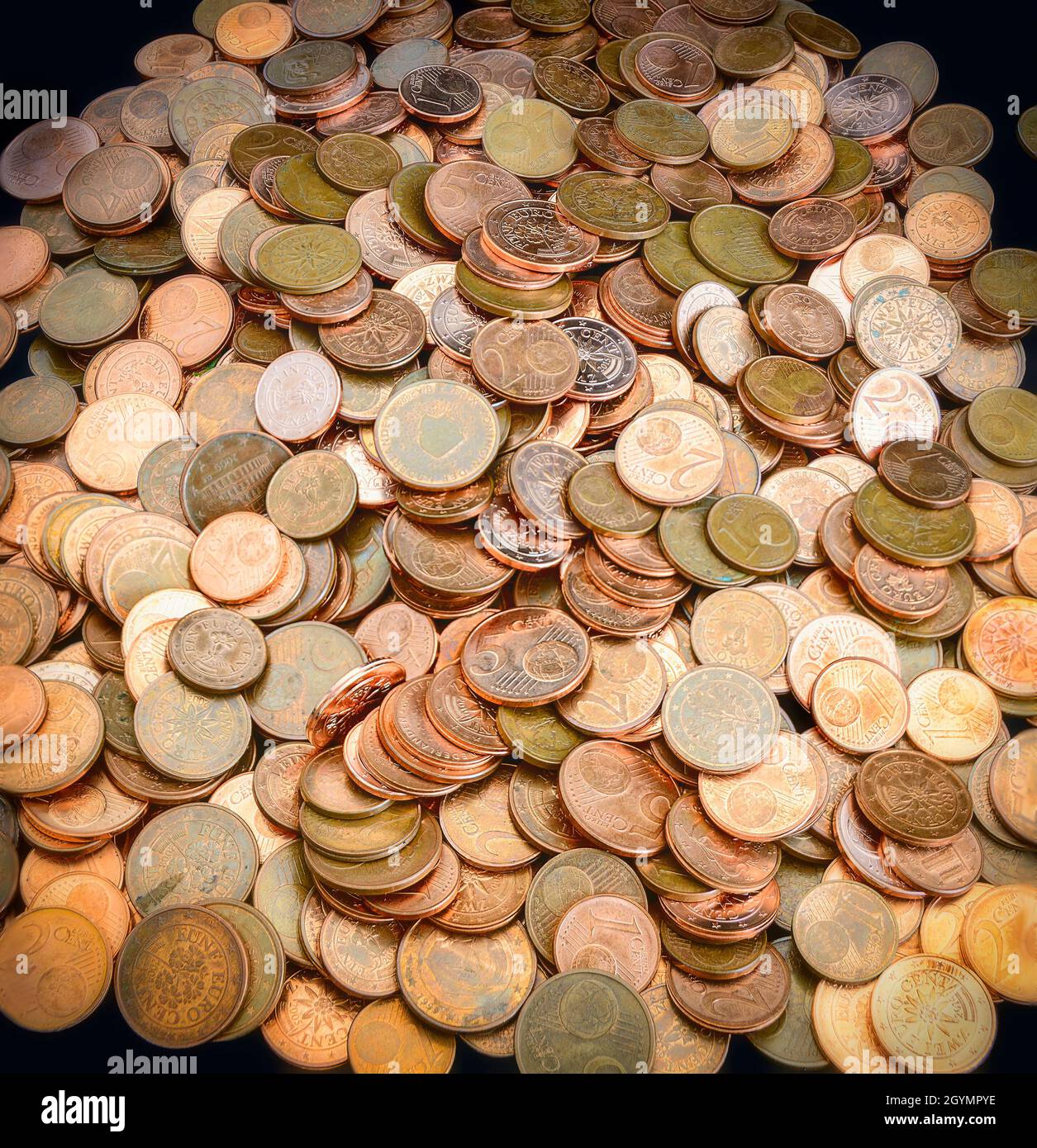 Pileup verschiedener Eurocent-Münzen Stockfoto