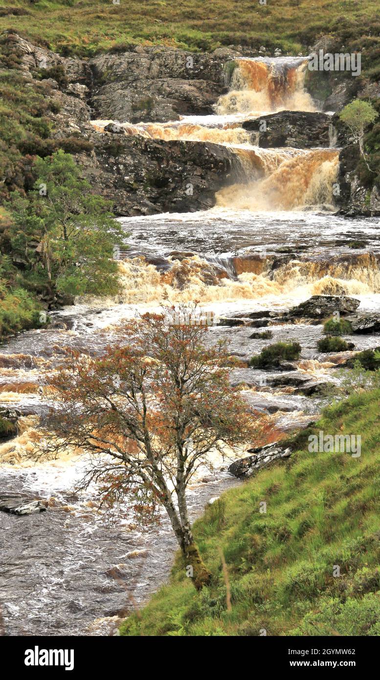 Spektakuläre Wasserfälle am Dundonnell River Stockfoto