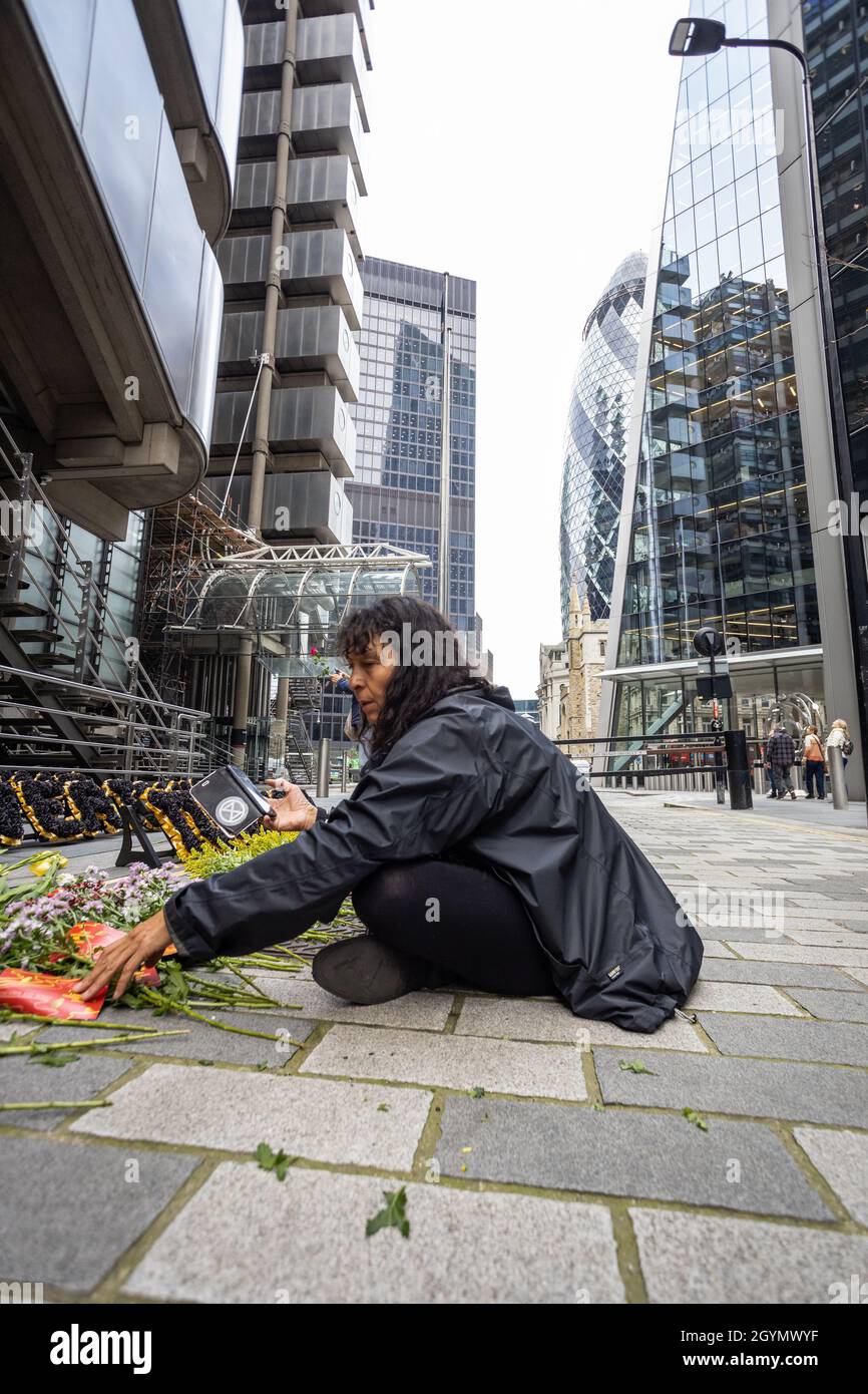 London, Großbritannien. Oktober 2021. Friedlicher Protest vor Lloyds of London. ©Enrique Guadiz Photography/Alamy Live News Stockfoto