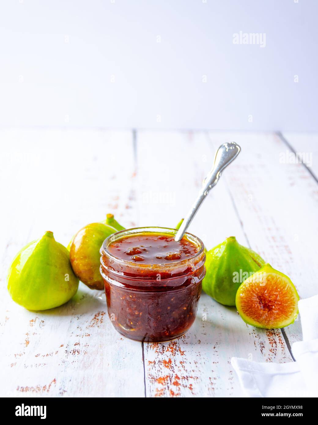 Fig Jam Jar umgeben von Abb. Stockfoto