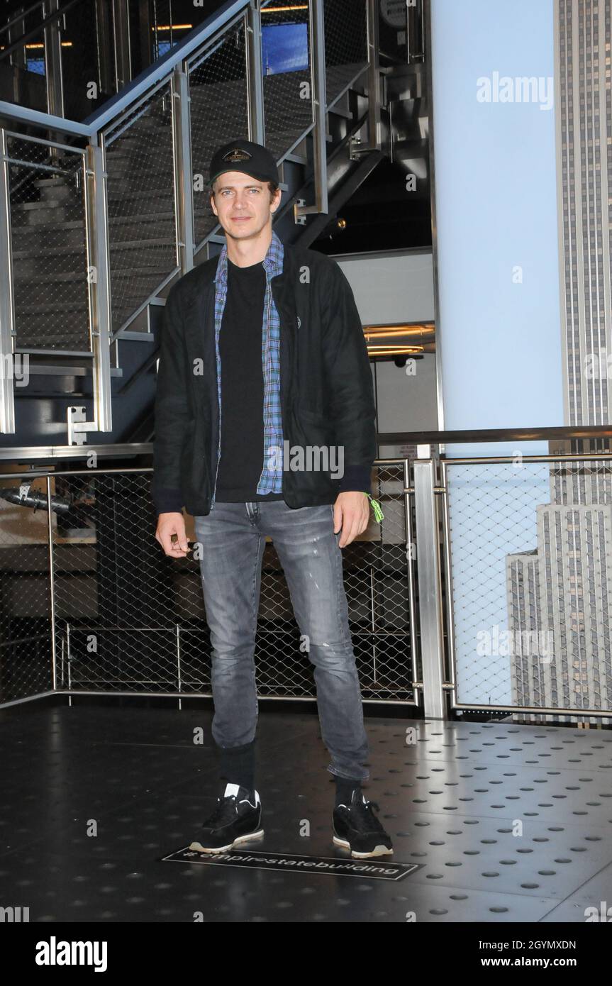 New York, USA. Okt. 2021. Hayden Christensen posiert für Fotos an der Grand Staircase. Der Schauspieler Hayden Christensen, der 15 Jahre nach den Star Wars-Prequels für Disneys Obi-Wan Kenobi-Serie seine Rolle als Darth Vader wiedergeben wird, besucht das Empire State Building, um die New York Comic Con in New York City zu feiern. Kredit: SOPA Images Limited/Alamy Live Nachrichten Stockfoto