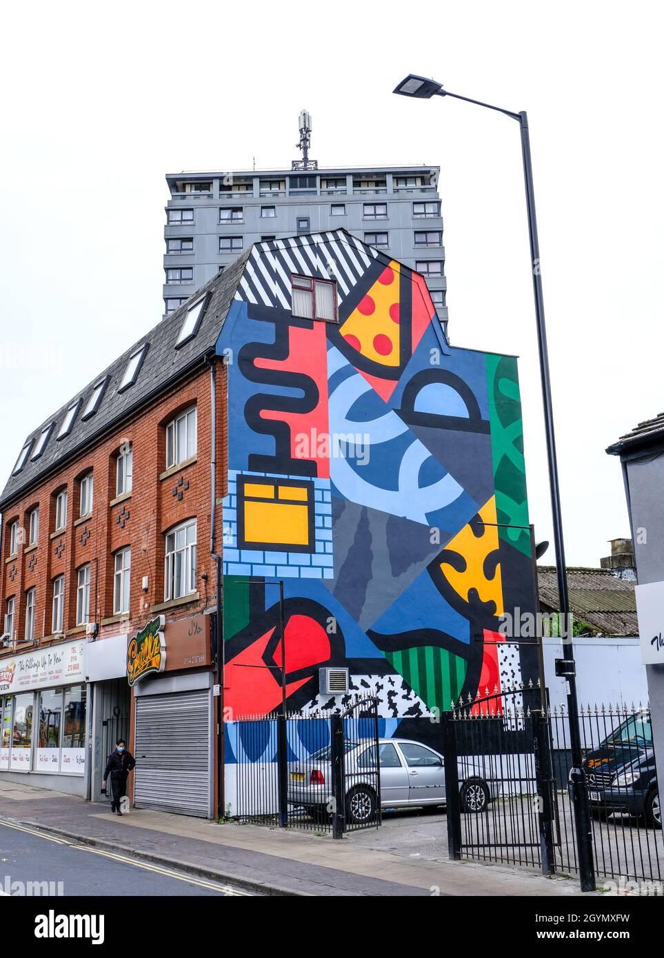 Ein markantes riesiges geometrisches Wandgemälde, das auf dem Gießende einer Reihe von Geschäften in der Innenstadt von Sheffield gemalt wurde. Stockfoto Ein markantes riesiges geometrisches Wandgemälde, das auf dem Gießende einer Reihe von Geschäften in der Innenstadt von Sheffield gemalt wurde. Stockfoto