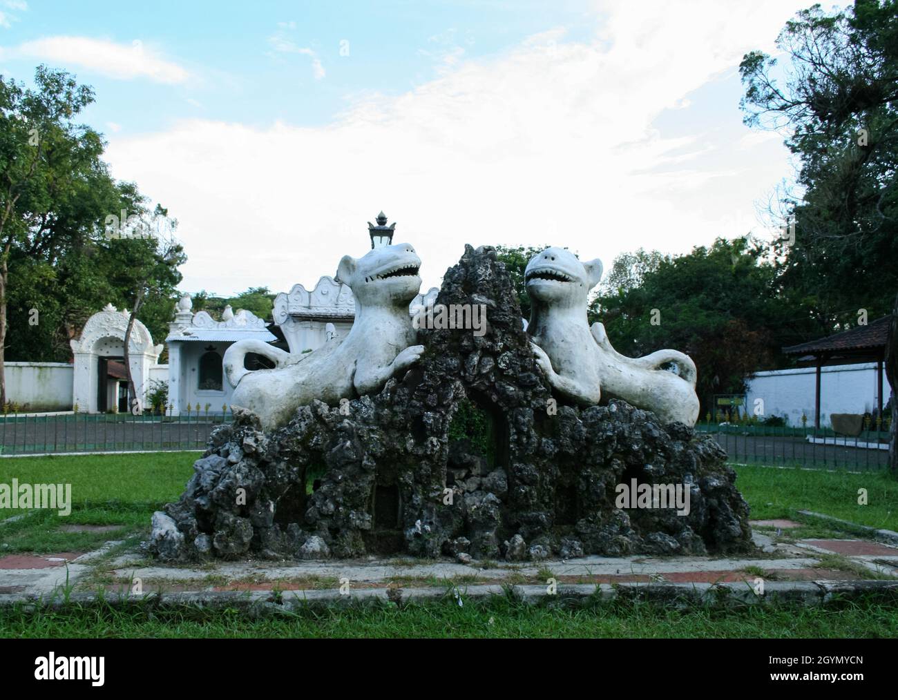 Zwei weiße Tiger-Statuen im Vorgarten des Kasepuhan Palastes. Keraton Kasepuhan ist einer der Paläste in Cirebon, West-Java. Stockfoto