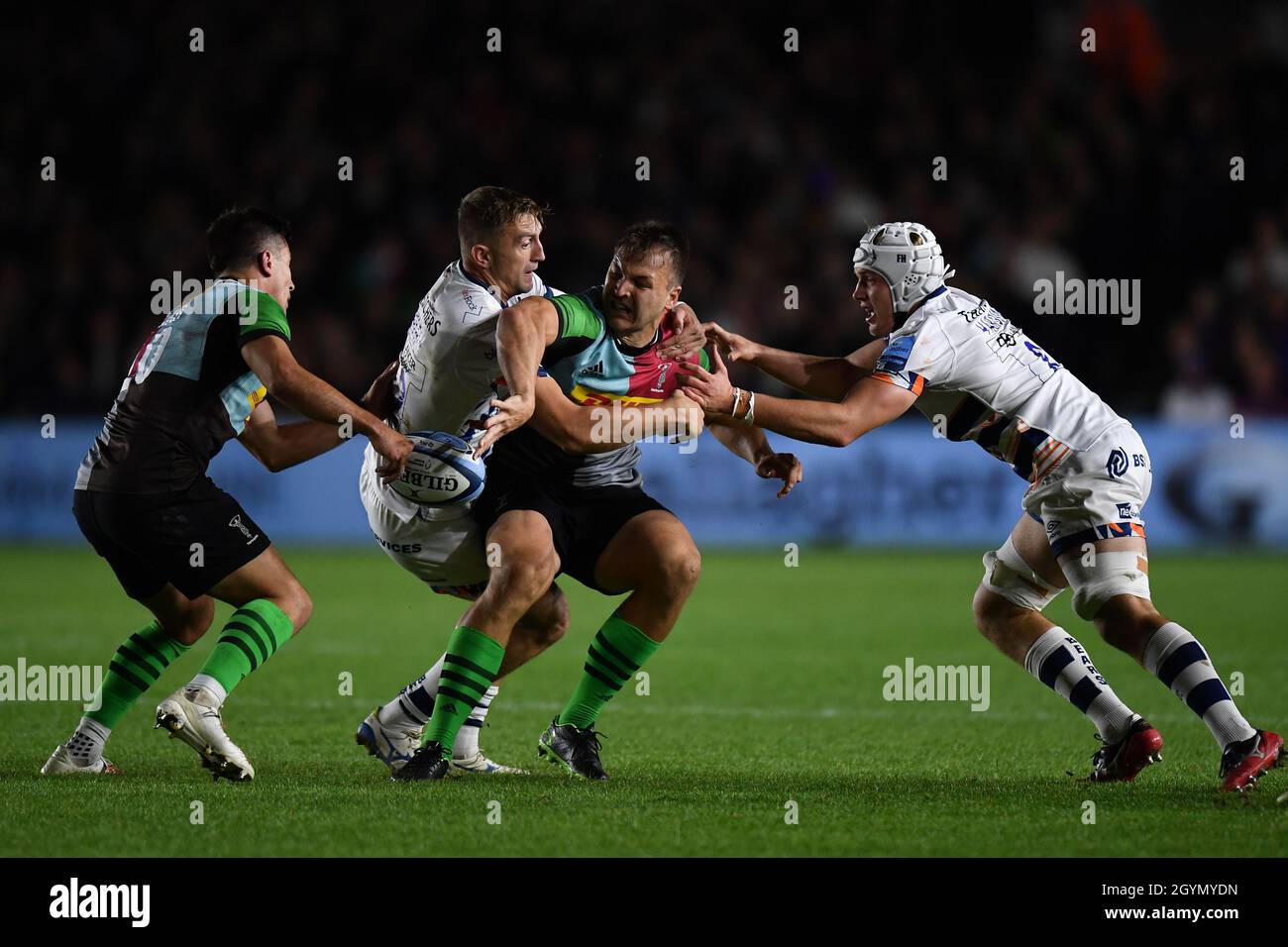 Twickenham Stoop Stadium, UK, UK. Oktober 2021. Andre Esterhuizen von Harlequins wird von Sam Bedlow (links) und Fitz Harding von Bristol Bears während des englischen Premiership-Spiels von Gallagher zwischen Harlequins und Bristol Bears angegangen: Credit: Ashley Western/Alamy Live News Stockfoto