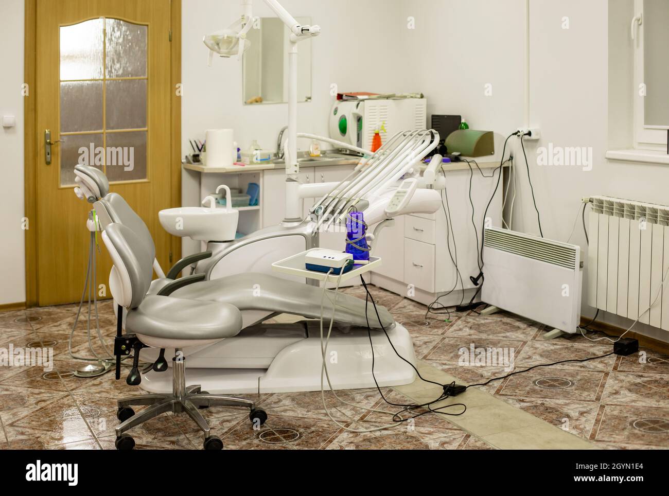 Zahnklinik Innenarchitektur mit Stuhl und Ausrüstung Stockfoto