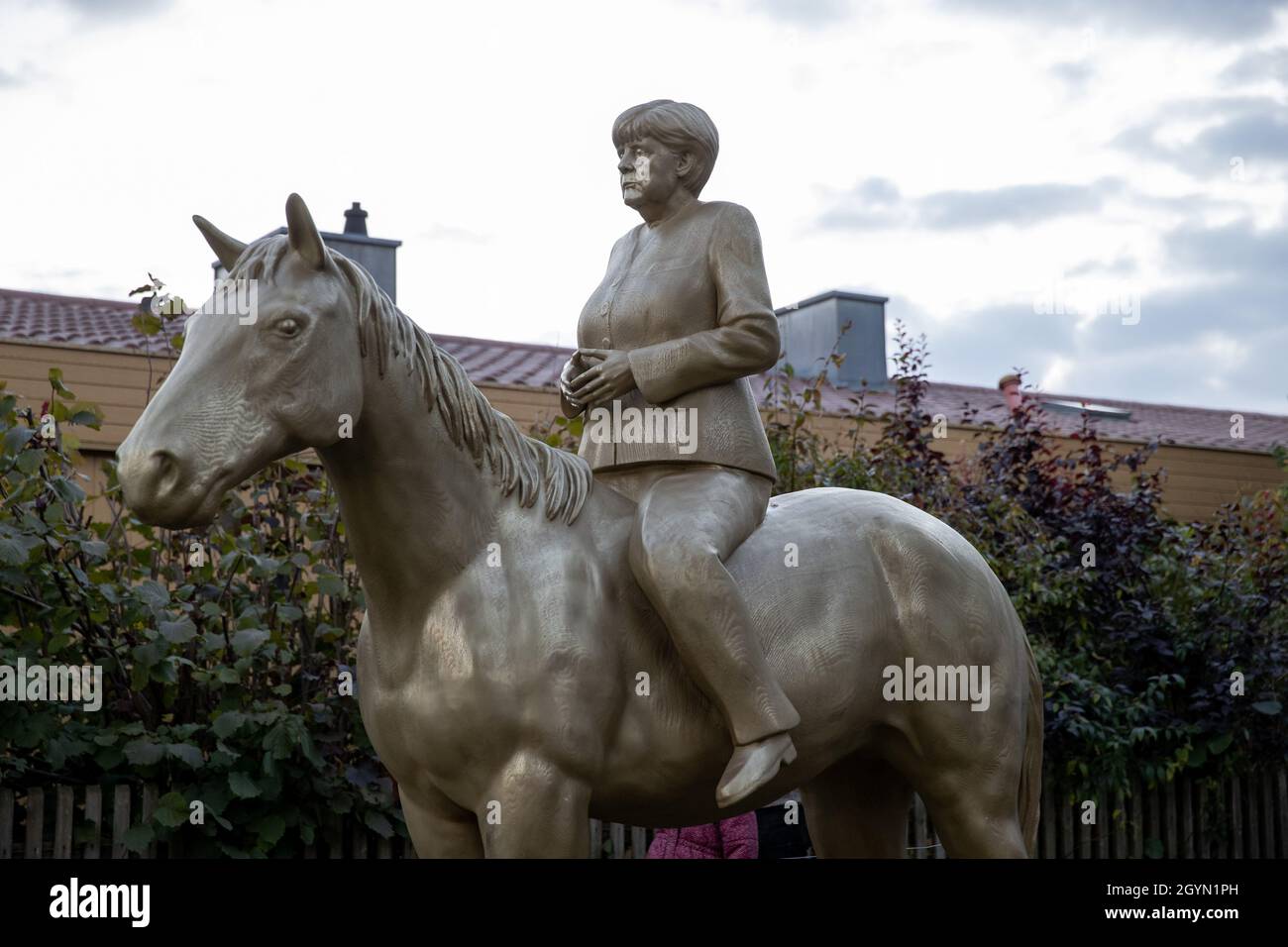 Etsdorf, Deutschland. Okt. 2021. Eine Reiterstatue der noch-Bundeskanzlerin Angela Merkel nach der Enthüllung. Die 2.70 Meter hohe lebensgroße Skulptur wurde aus Leichtbeton und mit einem entsprechenden 3D-Drucker gefertigt. Die Idee kam vom Künstler Wilhelm Koch, der seit Jahrzehnten ungewöhnliche Projekte realisiert, wie ein Luftmuseum mit Skulpturen aus aufgeblasenen Gummischläuchen. Quelle: Daniel Karmann/dpa/Alamy Live News Stockfoto