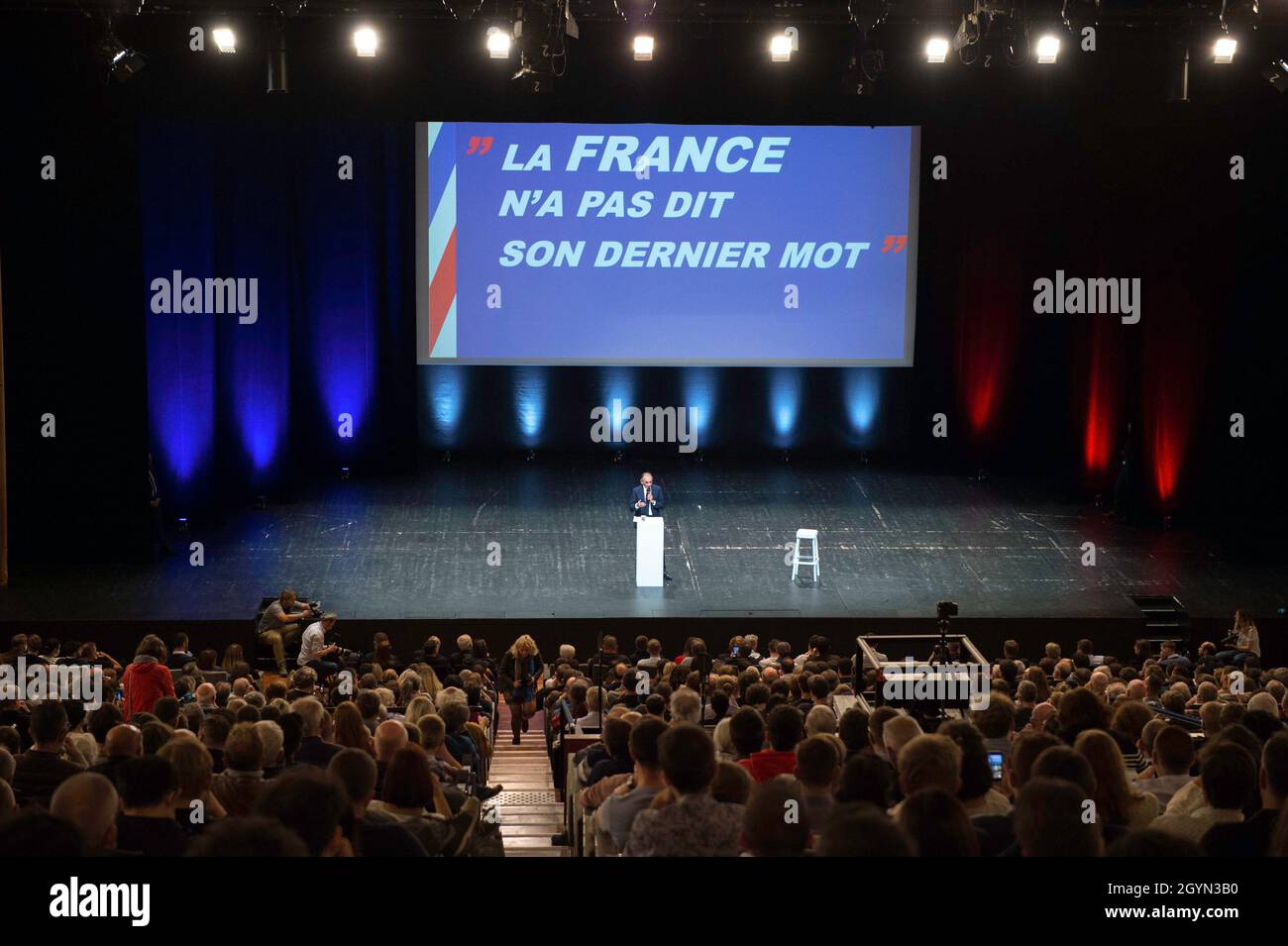Eric Zemmour ist während der Kampagne auf der Bühne zu sehen. Eric Zemmour verhielt sich wie ein Kandidat in einem Wahlkampf, auch wenn er noch nicht offiziell seinen Eintritt in das Rennen um die französischen Präsidentschaftswahlen 2022 erklärt hat. Um ihn herum erscheinen nun neue Mitarbeiter, die auf Wahlkampagnen spezialisiert sind, und ein Merchandising mit der Aufschrift „Zemmour2022“. Seit der jüngsten Umfrage, die ihn für die zweite Runde gegen Emmanuel Macron auf eine Stufe mit Marine Le Pen stellte, lassen seine Haltung und Organisation kaum Raum für Zweifel an seinen Absichten. Stockfoto