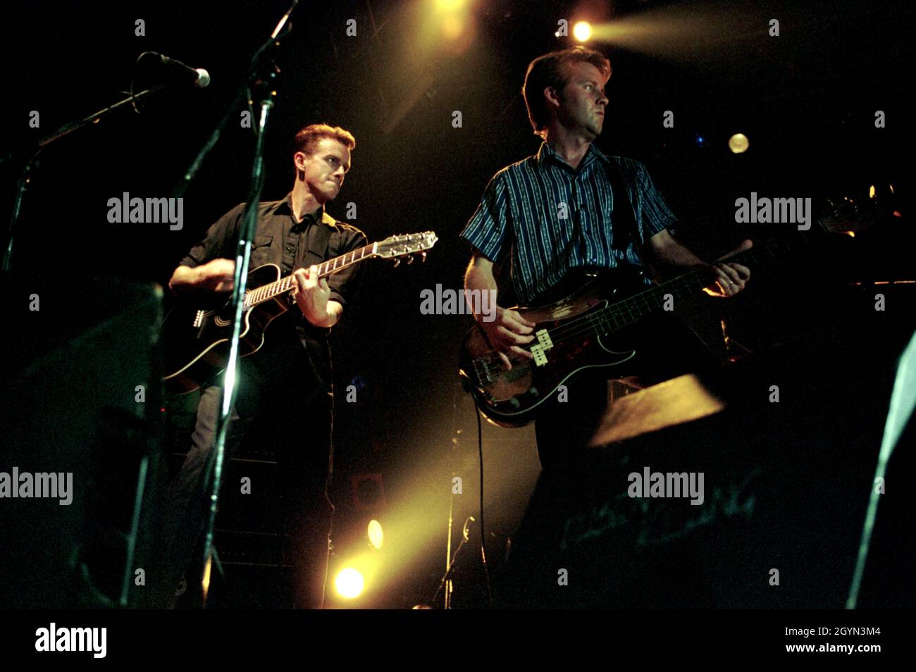 Mailand Italien 1996-06-30: Nick Cave und The Bad Seeds, der Gitarrist Mick Harvey und der Bassist Martyn P.Casey während des Live-Konzerts beim Sonoria Festival Stockfoto