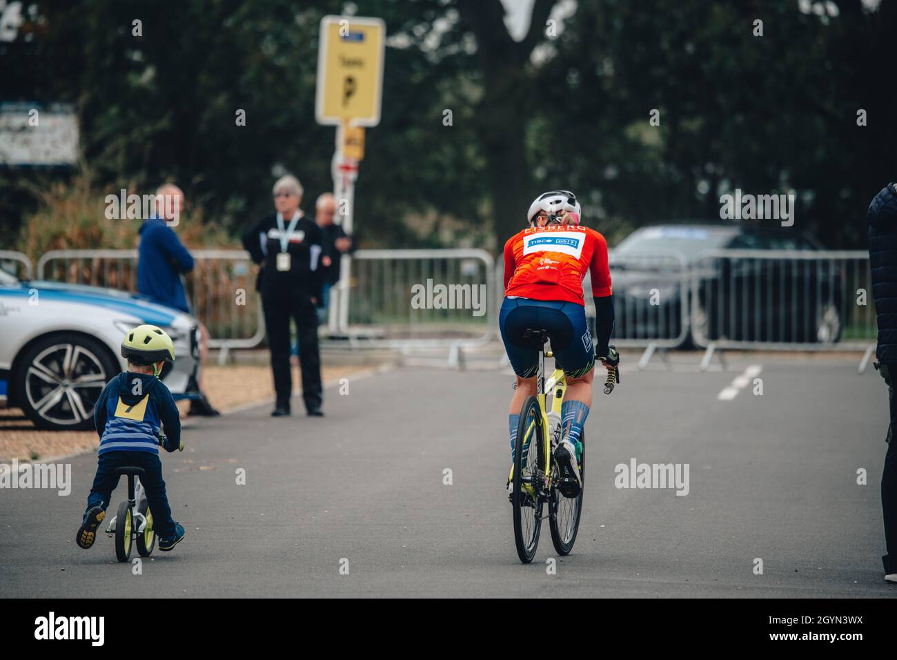 8. Oktober 2021 Frauen Tour. Stufe 5. Von Colchester nach Clacton on on Sea. Nina KESSLER [NED] mit einem jungen Fahrer am Start. Foto von Simon Gill. Stockfoto