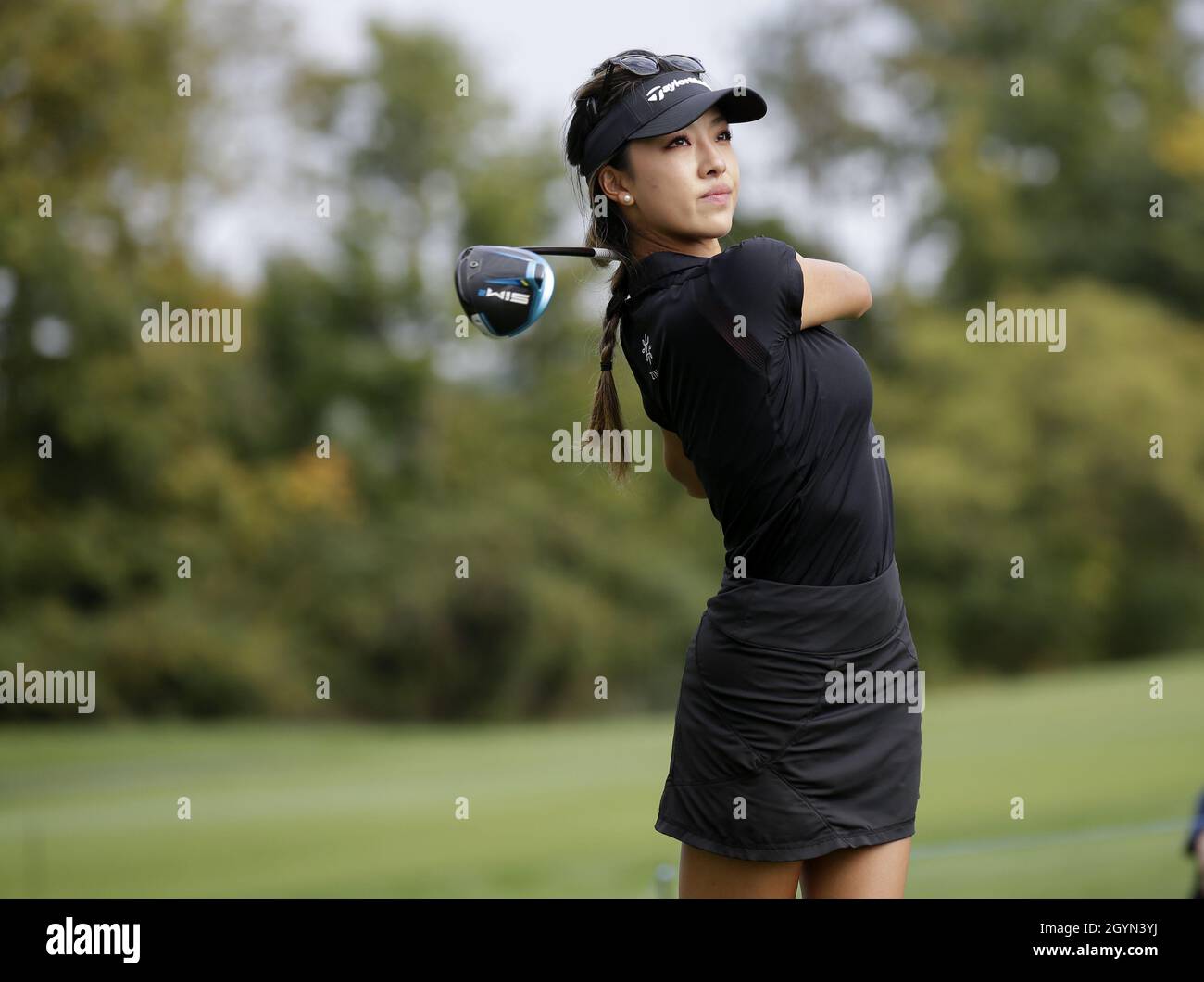 West Caldwell, USA. Okt. 2021. Muni He aus China trifft am Freitag, den 8. Oktober 2021, im Mountain Ridge Country Club in West Caldwell, NJ, ihren Abschlag auf das 2. Loch in der 2. Runde des LPGA Cognizant Founders Cup. Foto von John Angelillo/UPI Credit: UPI/Alamy Live News Stockfoto