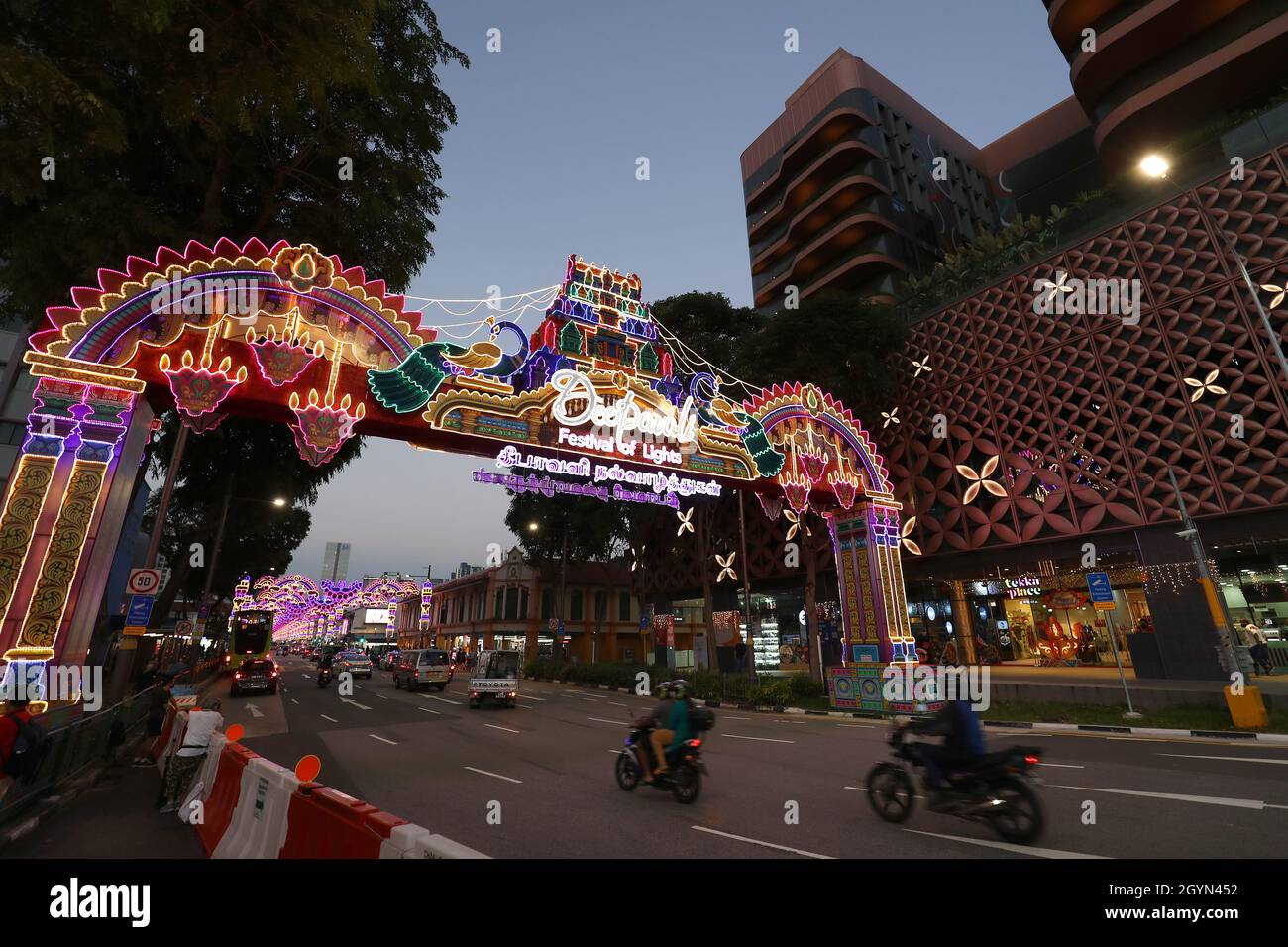 Eine mit Festlichtern geschmückte Straße vor Deepavali im Viertel Little India. Am 4. November 2021 werden Hindus auf der ganzen Welt Deepavali, auch bekannt als Festival of Lights, begrüßen, um den Triumph des Guten über das Böse und des Lichts über die Dunkelheit zu feiern. Stockfoto