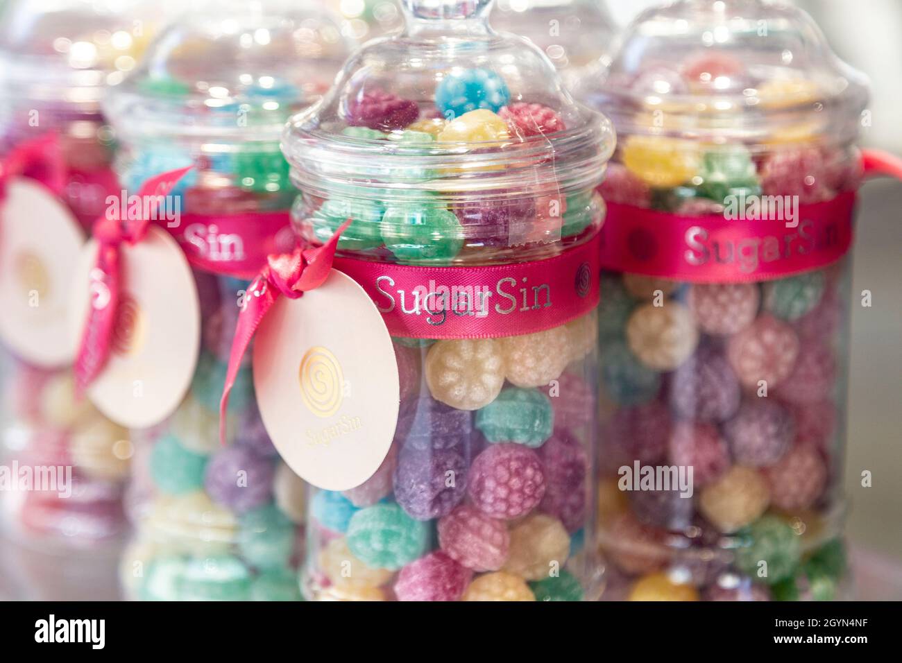 Gläser mit harten Süßigkeiten im SugarSin Sweet Shop in Covent Garden, London, Großbritannien Stockfoto