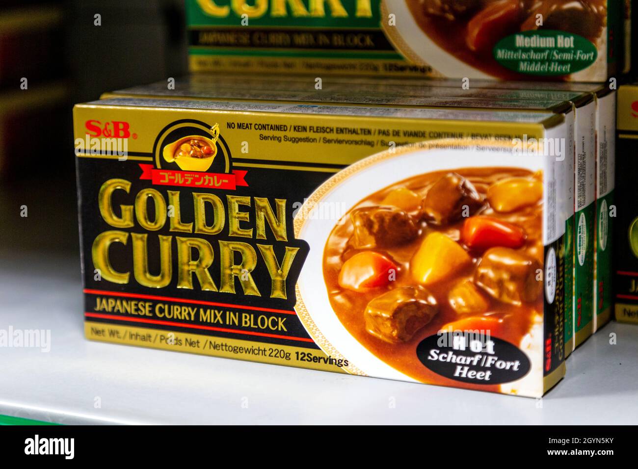 Golden Curry im Regal eines asiatischen Supermarkts Stockfoto