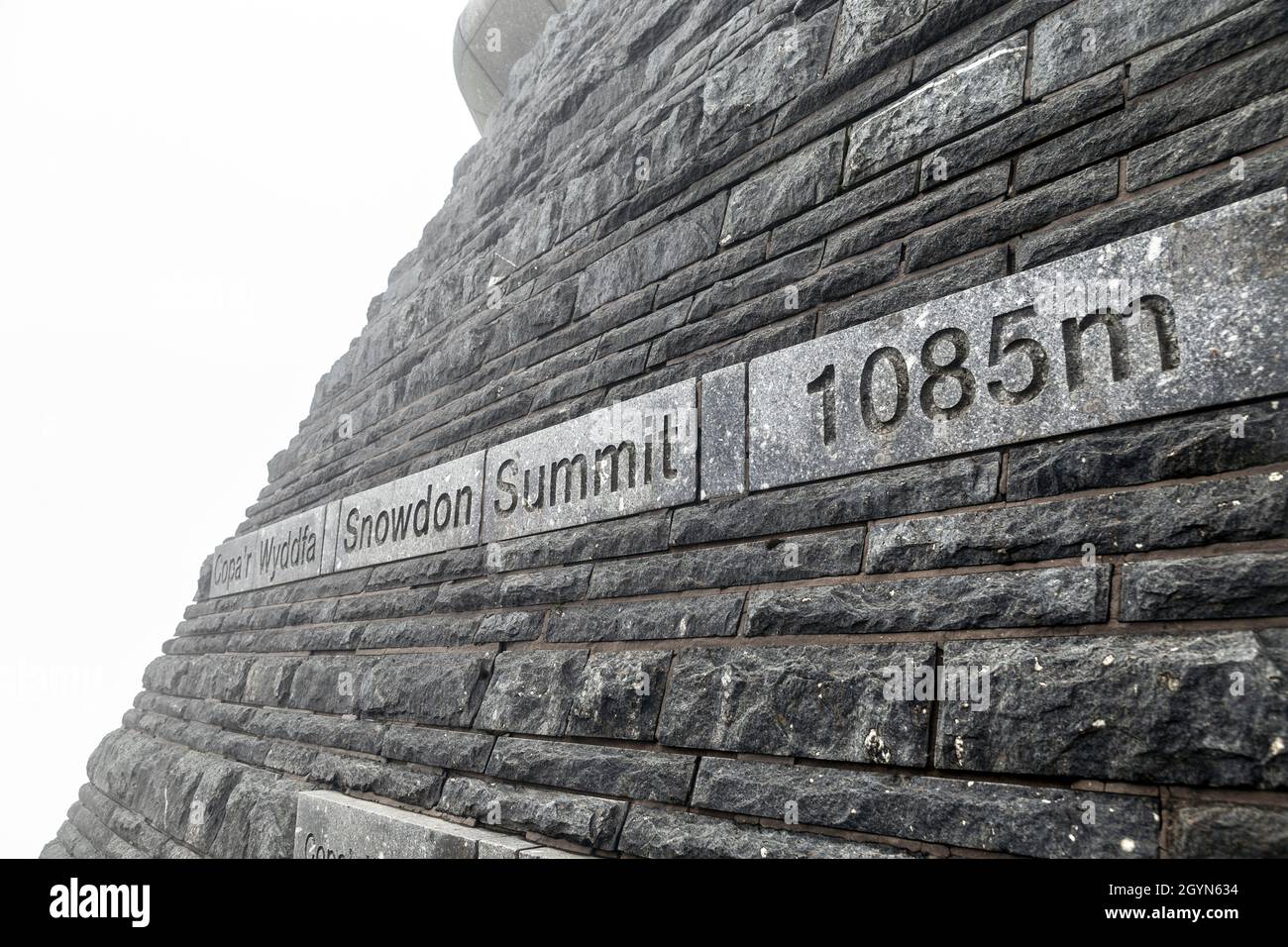 Schild auf dem Gipfel von Snowdon, Snowdonia National Park, Wales, Großbritannien Stockfoto
