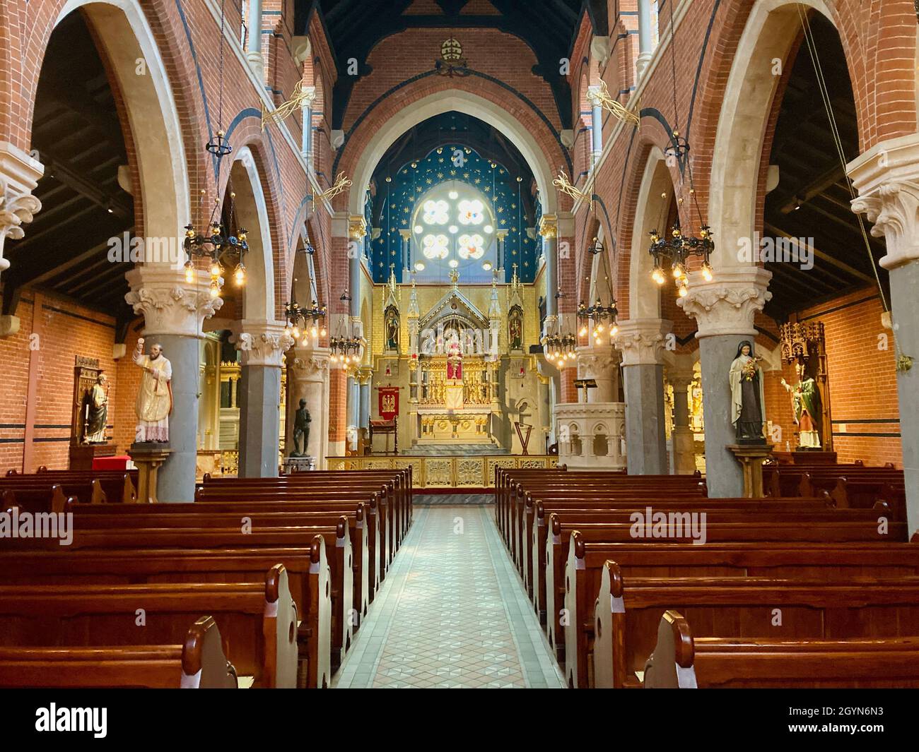 Die katholische Kirche von Corpus Christi, das Heiligtum des Allerheiligsten Sakraments in Covent Garden, London. Grade 2 denkmalgeschützte, frühenglische gotische Architektur. Stockfoto