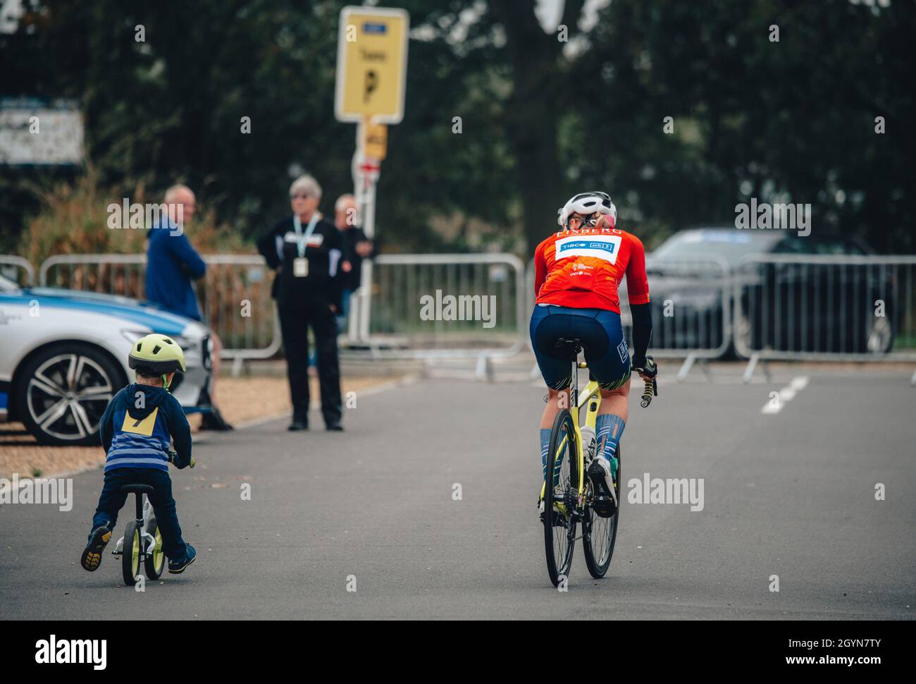 Clacton, Großbritannien. Okt. 2021. 8. Oktober 2021; AJ Bell Womens Cycling Tour, Etappe 5, Colchester nach Clacton on on Sea. Nina KESSLER [NED] mit einem jungen Fahrer am Start. Kredit: Aktion Plus Sport Bilder/Alamy Live Nachrichten Stockfoto