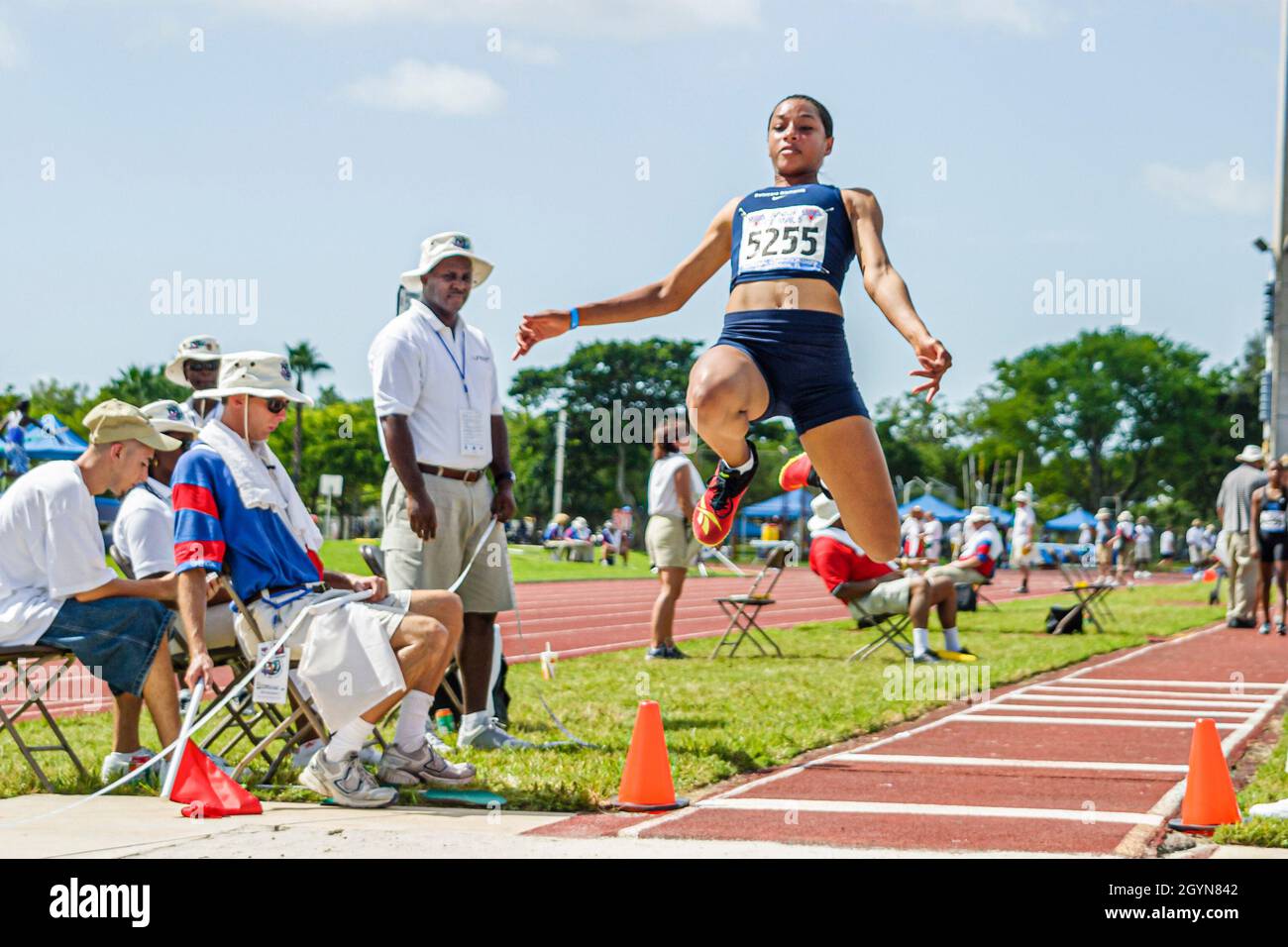 Miami Florida, Tropical Park, USA Track & Field National Junior Olympics Student, Schwarzer Teenager Teenager Mädchen weiblich springen läuft Weitsprung Konkurrent Stockfoto