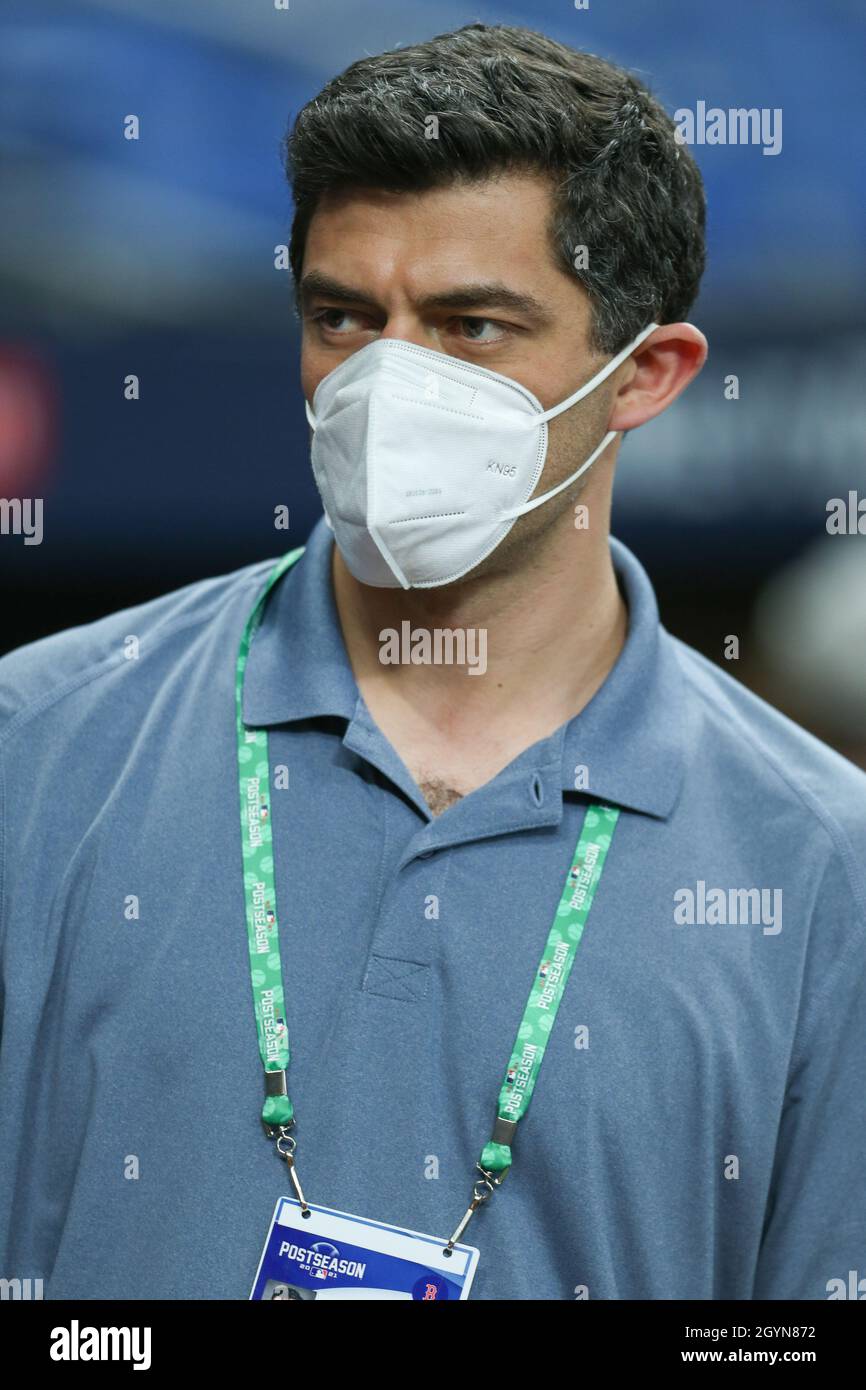 St. Petersburg, Florida. USA; Chaim Bloom, Chief Baseballchef der Boston Red Sox, wacht vor der American League Div über sein Team beim Training vor dem Spiel Stockfoto