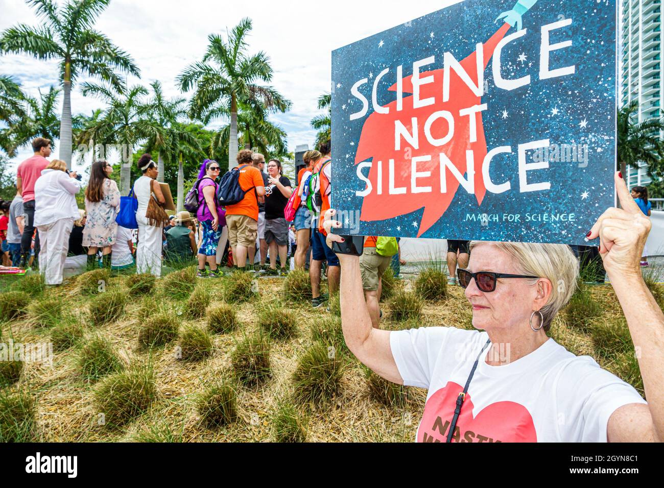 Miami Florida, Museum Park, March for Science, Protestkundgebung mit Plakat Protestierende Frau Lehrerin protestieren Stockfoto