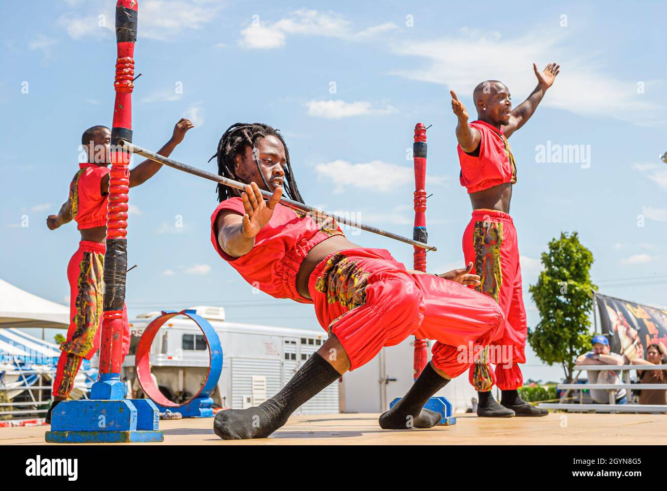 Indiana Valparaiso, Porter County Fair, kenianische Performer, schwarze Männer, männliche Akrobaten, Turner, Limbo Stockfoto