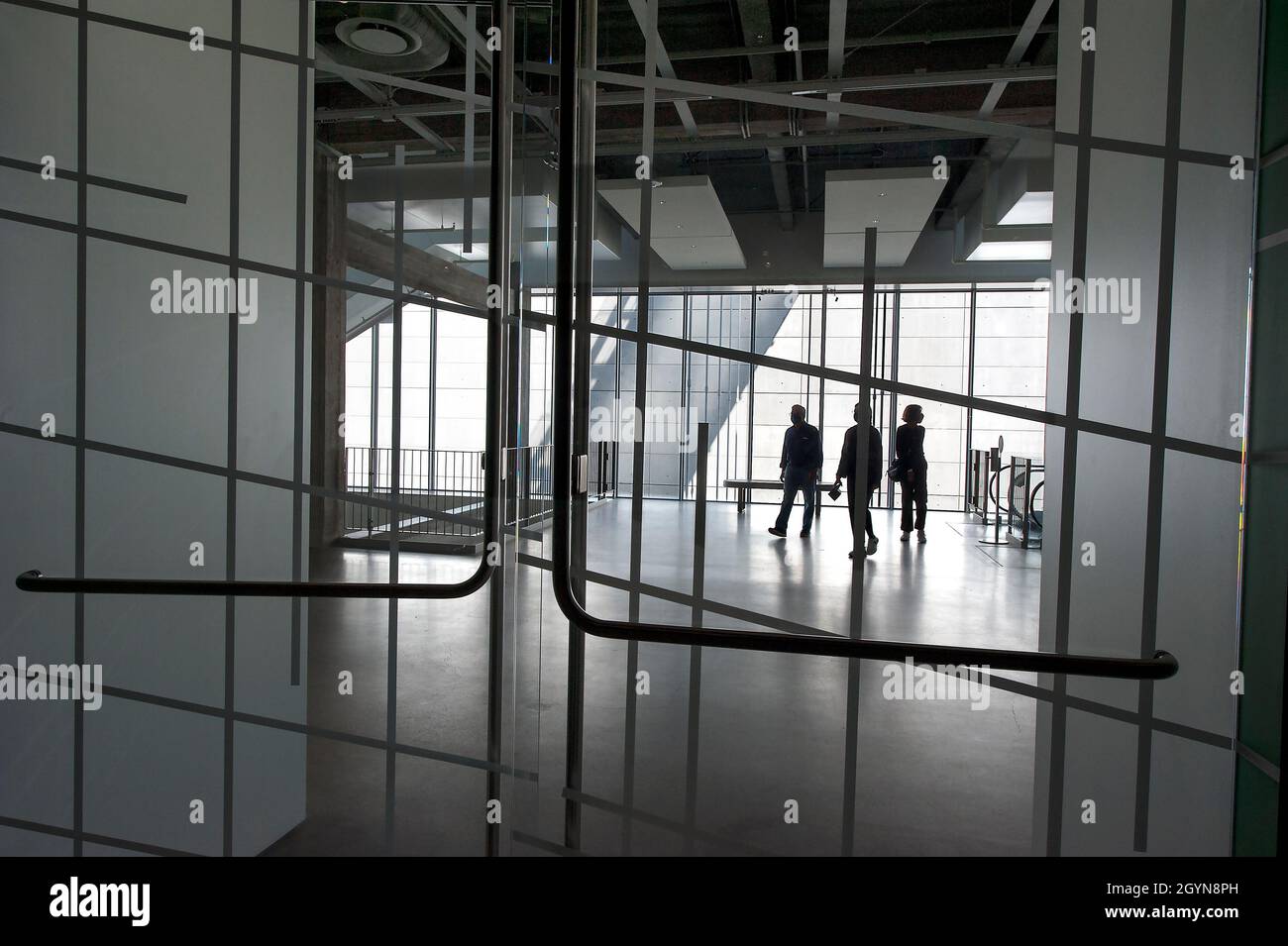 Innenarchitektur des Academy Museum of Motion Pictures durch eine Glastür zu einer Ausstellung des Architekten Renzo Piano gesehen. Stockfoto
