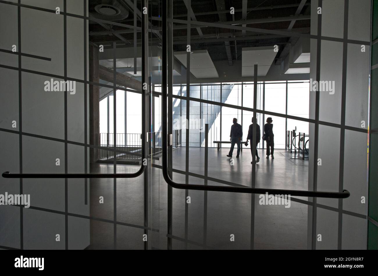 Innenarchitektur von Renzo Piano, gesehen durch eine Tür zu einer Ausstellung im Saban-Gebäude des Academy Museum of Motion Picturs in Los Angeles, Stockfoto