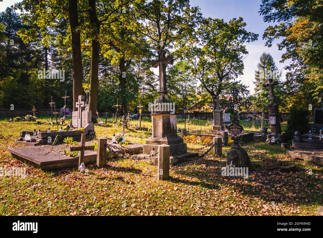 Alter katholischer Friedhof, in Polen gelegen. Stockfoto