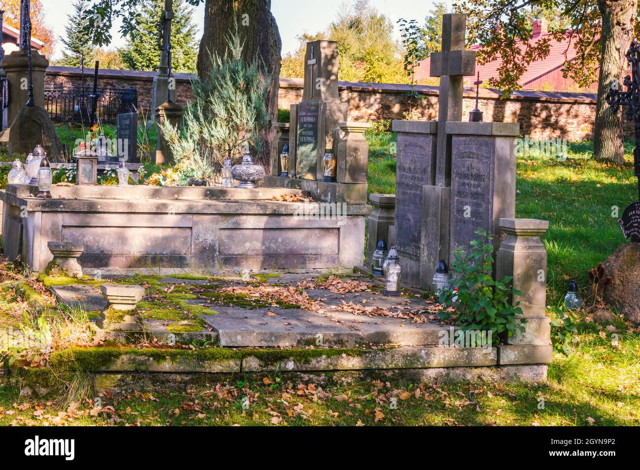 Alter katholischer Friedhof, in Polen gelegen. Stockfoto