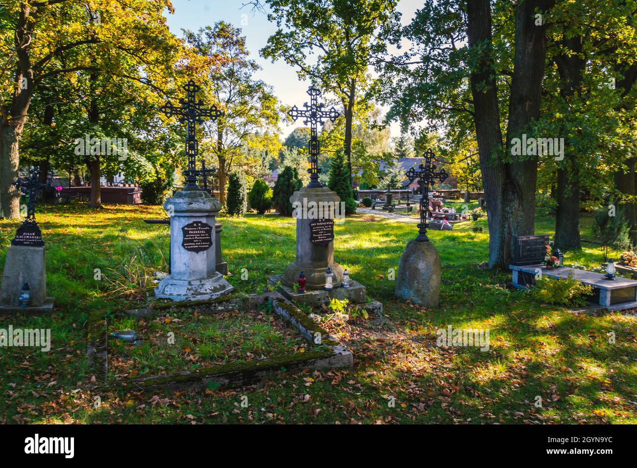 Alter katholischer Friedhof, in Polen gelegen. Stockfoto