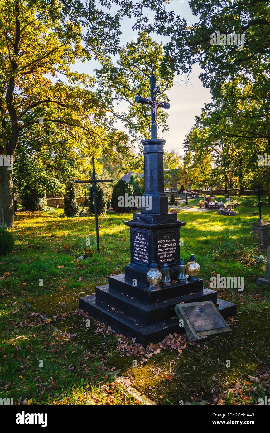 Alter katholischer Friedhof, in Polen gelegen. Stockfoto