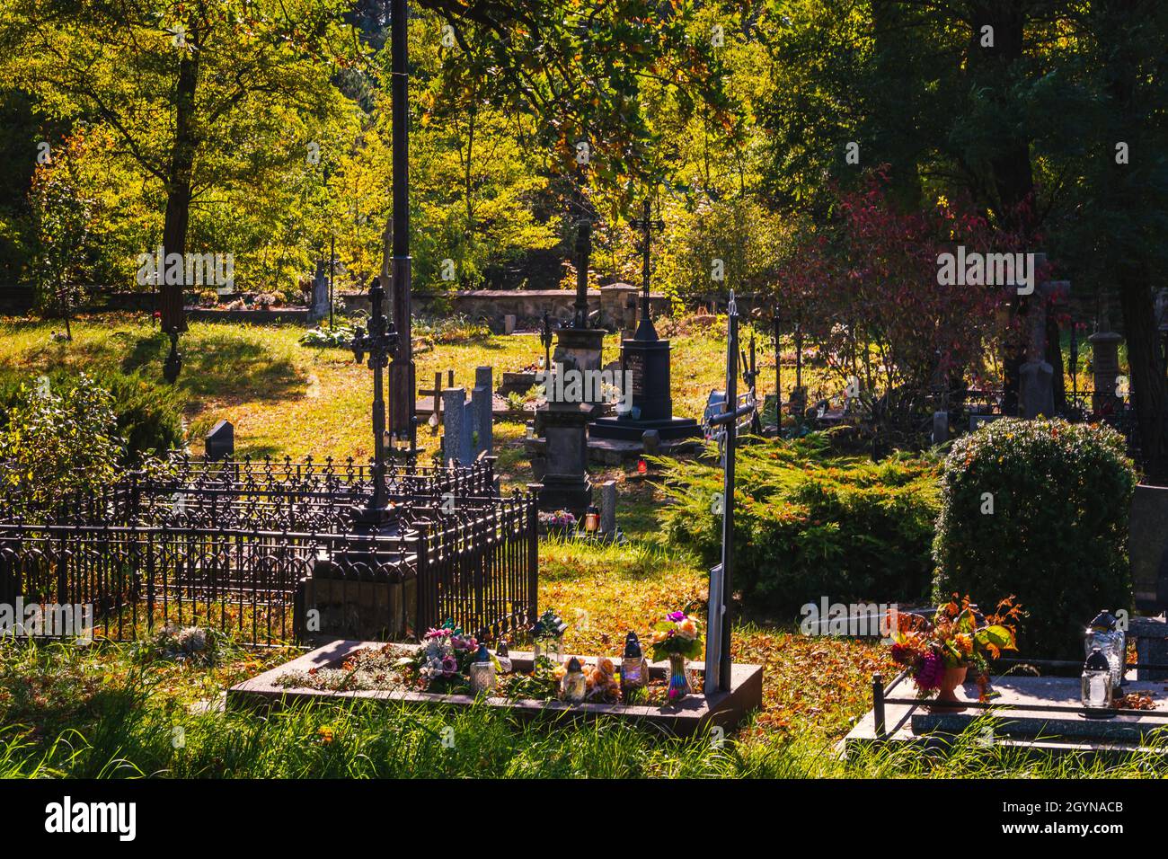 Alter katholischer Friedhof, in Polen gelegen. Stockfoto