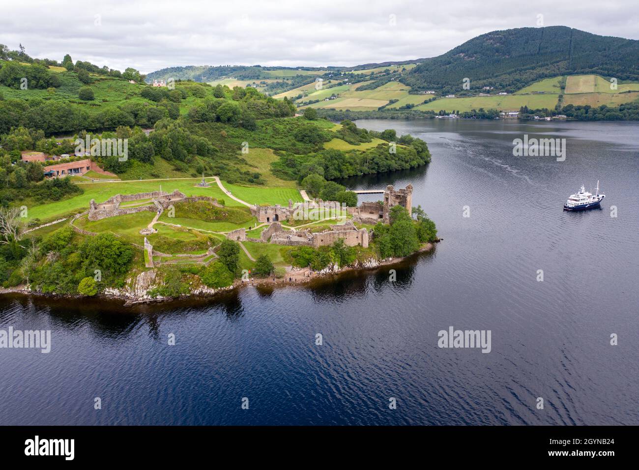 Luftaufnahme Urquhart Castle, eine Ruine, liegt neben Loch Ness in den Highlands von Schottland. Stockfoto