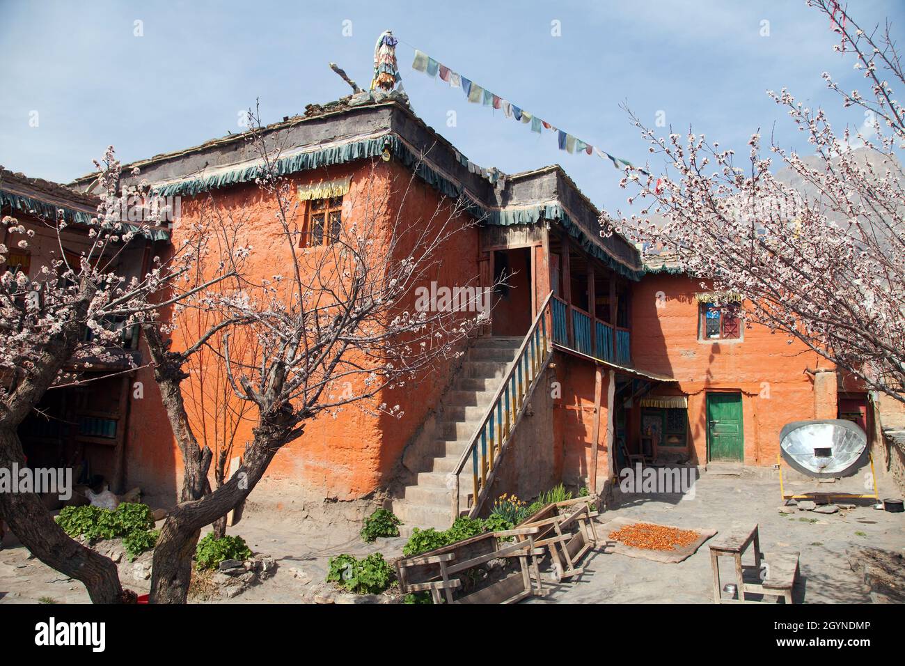 Nepalesisches Gebäude im Dorf Jhong in der Nähe von Muktinath, wunderschönes Dorf im unteren Mustang-Gebiet, runder Annapurna Circuit Trekking Trail, Nepal Stockfoto