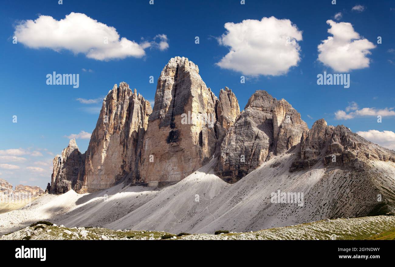 Blick auf drei Zinnen oder Tre Cime di Lavaredo mit schöner Wolke am Himmel, Sextener Dolomiten oder Sextner Dolomiten, Südtirol, Dolomitenberge, IT Stockfoto