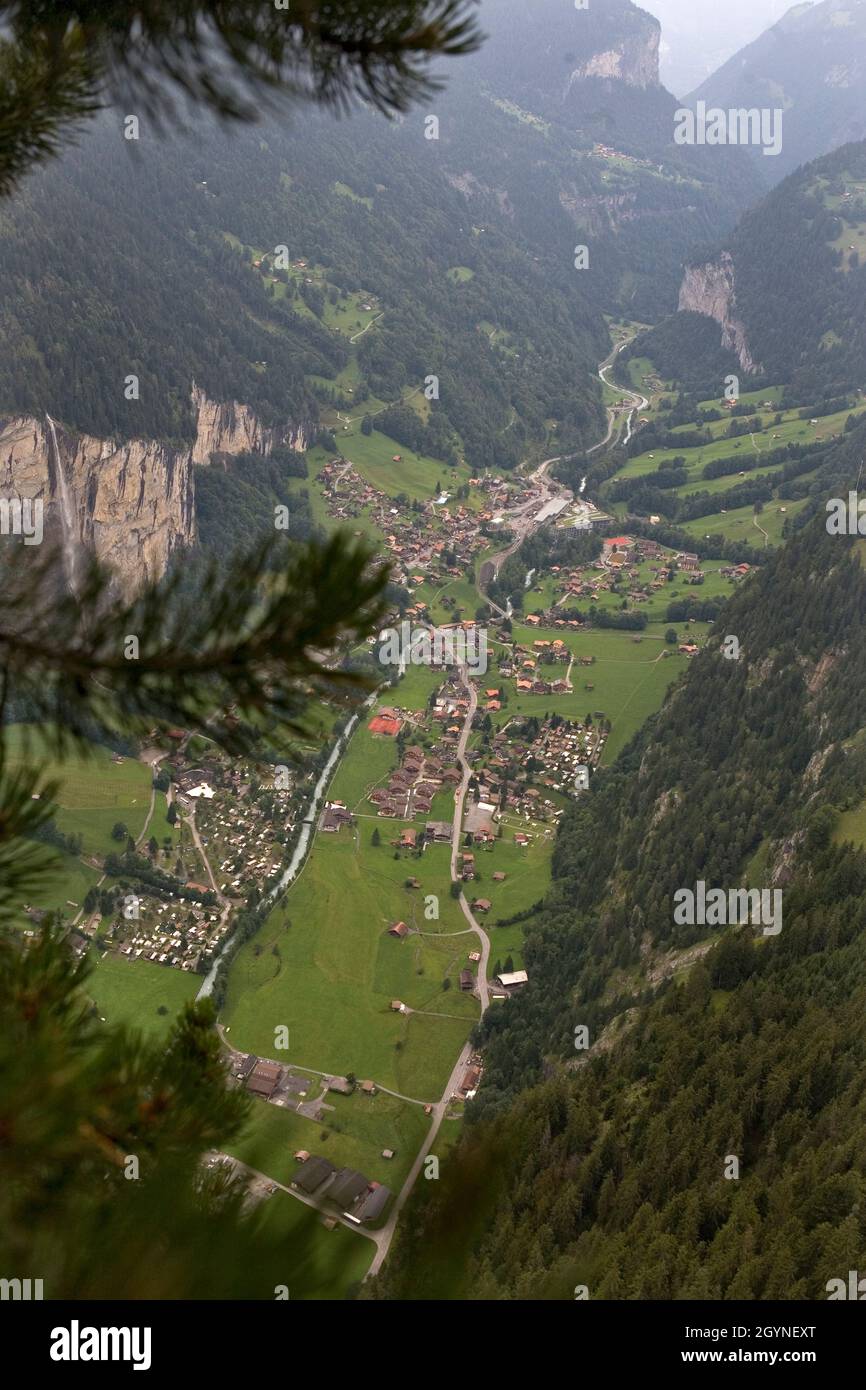 Lauterbrunnen im spektakulären U-förmigen Tal von der Spitze der Klippen bei Stalden direkt darüber: Berner Oberland, Schweiz Stockfoto