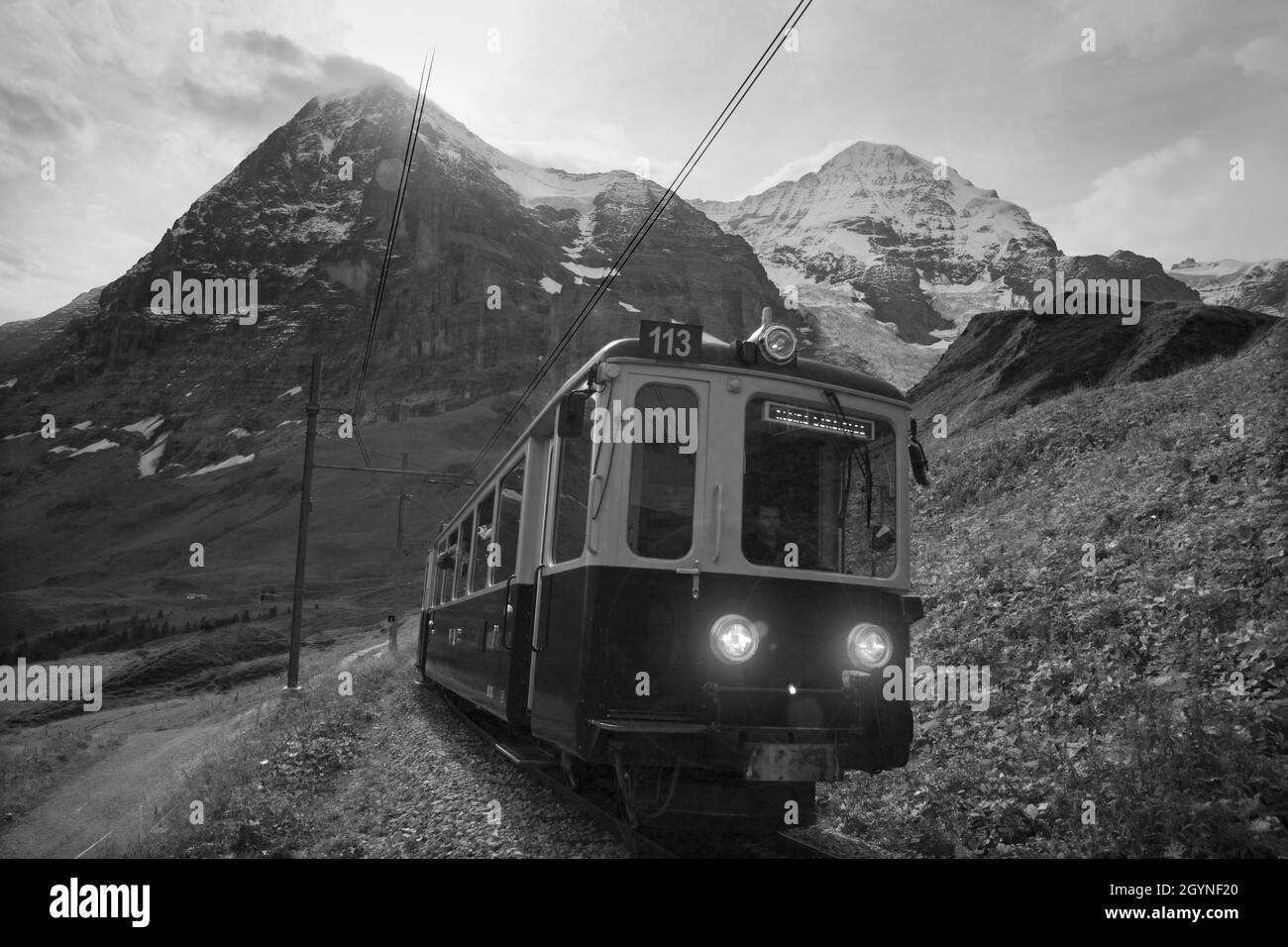 Die Wengernalpbahn mit dem Eiger und seiner berüchtigten Nordwand oder die Eiger Nordwand aus der Kleinen Scheidegg, Schweiz. Schwarz-Weiß-Version Stockfoto