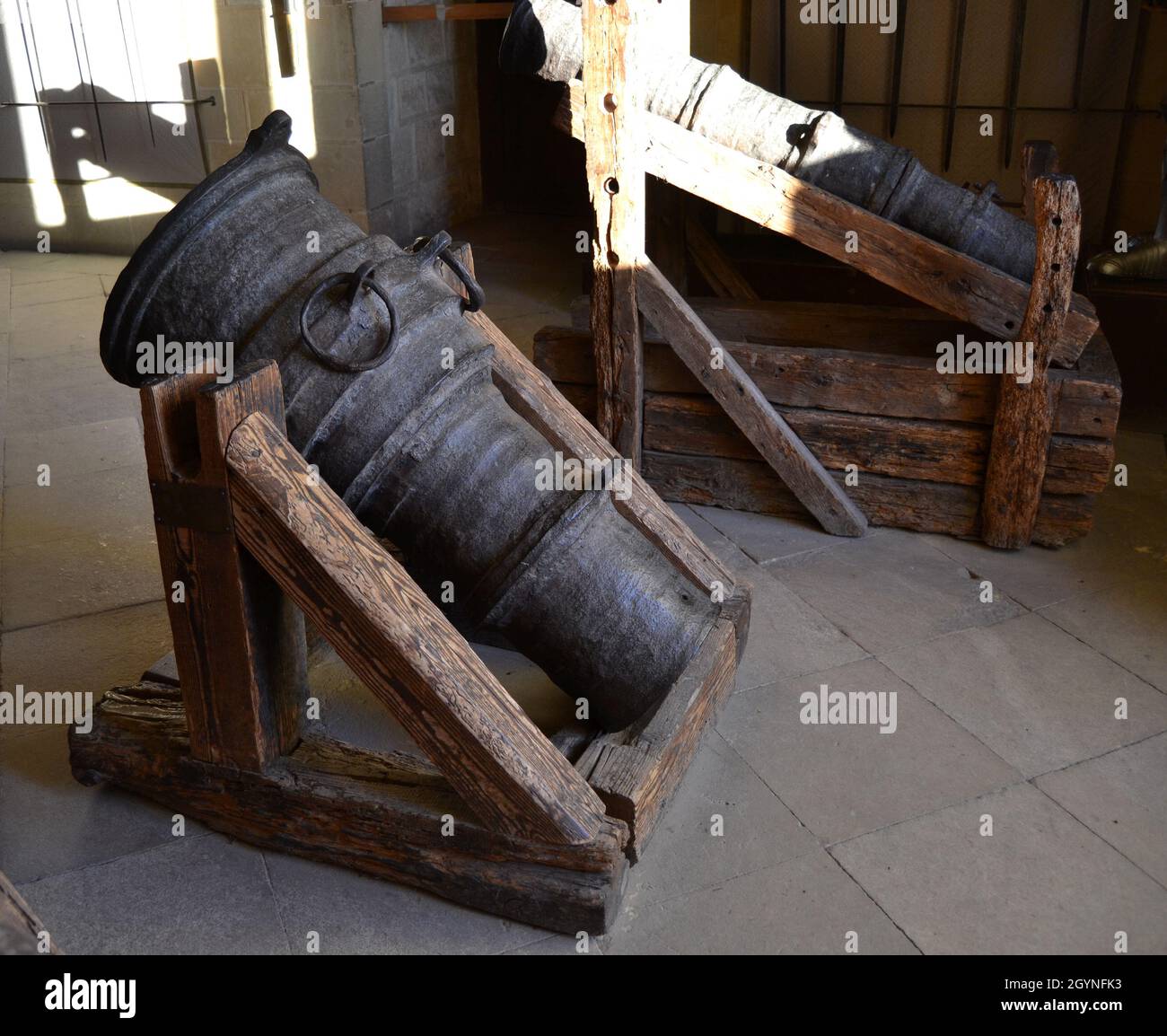 Alte antike Kriegskanone, die zur Verteidigung einer Burg verwendet wurde Stockfoto