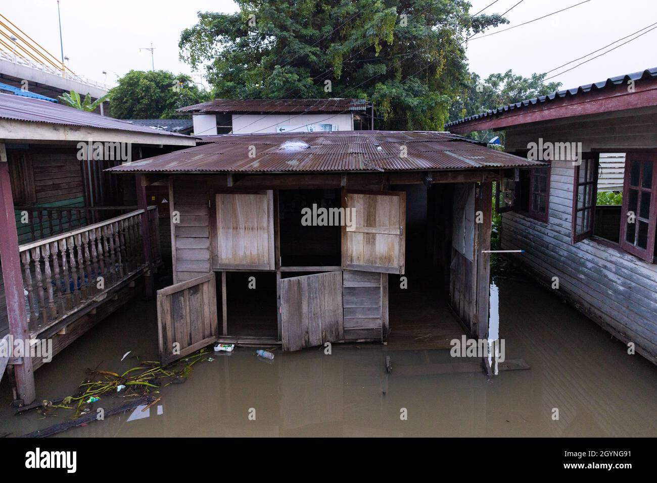 Bangkok, Thailand. Okt. 2021. Blick auf untergetauchte Häuser während der Monsunsaison. Die Bewohner von Bang Sri Muang, Nonthaburi, sind während der Monsunsaison täglich mit Sturzfluten konfrontiert. In diesem Jahr ist der Wasserstand nach dem Dian Mu-Sturm, der Gezeitenströmung und starken Niederschlägen höher als üblich, die mehr Schaden angerichtet haben als üblich. Kredit: SOPA Images Limited/Alamy Live Nachrichten Stockfoto